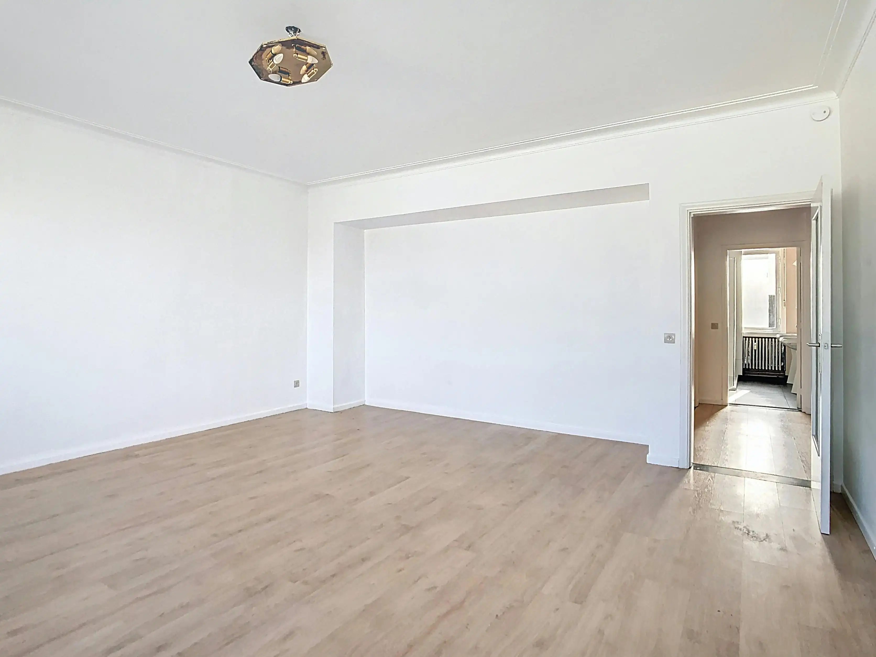 Lichtrijk en centraal gelegen ruim appartement met garage foto 5