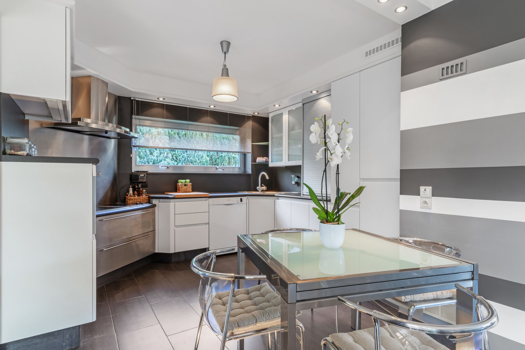 Charmante ruime woning (6 SLPK) met mooie tuin + vijver  foto 10