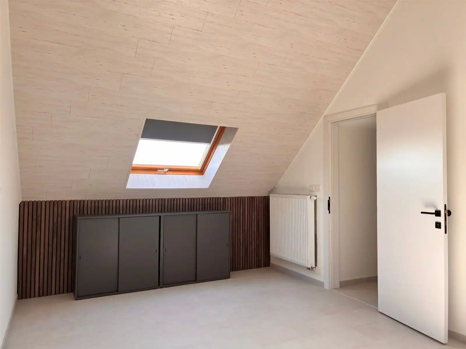 Lichtrijk huis met garage en koer foto 19