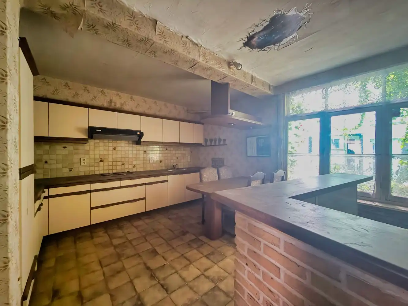 Uniek pand voor grondige renovatie in hartje Torhout foto 5