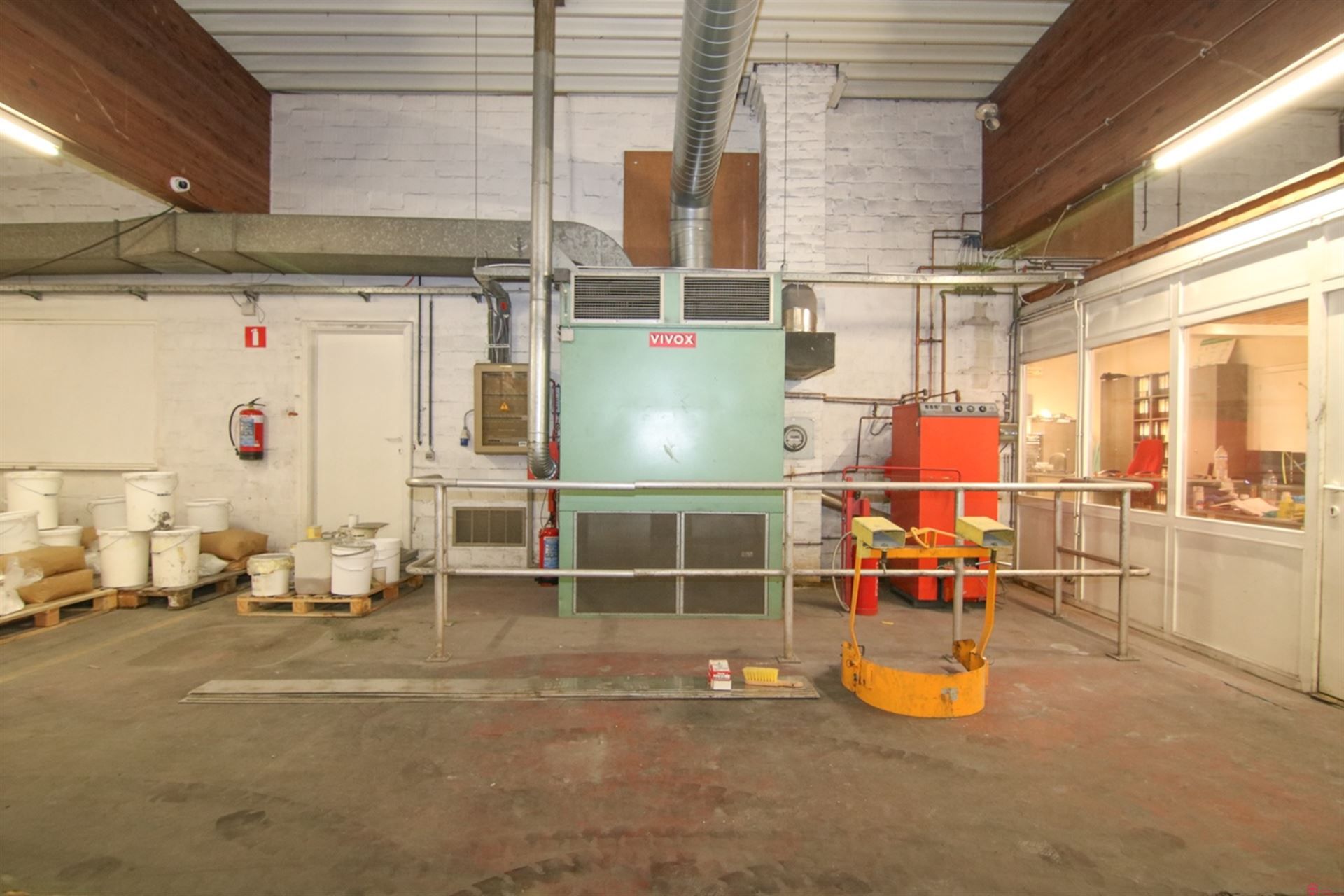 bedrijfsgebouw met kantoren foto 12