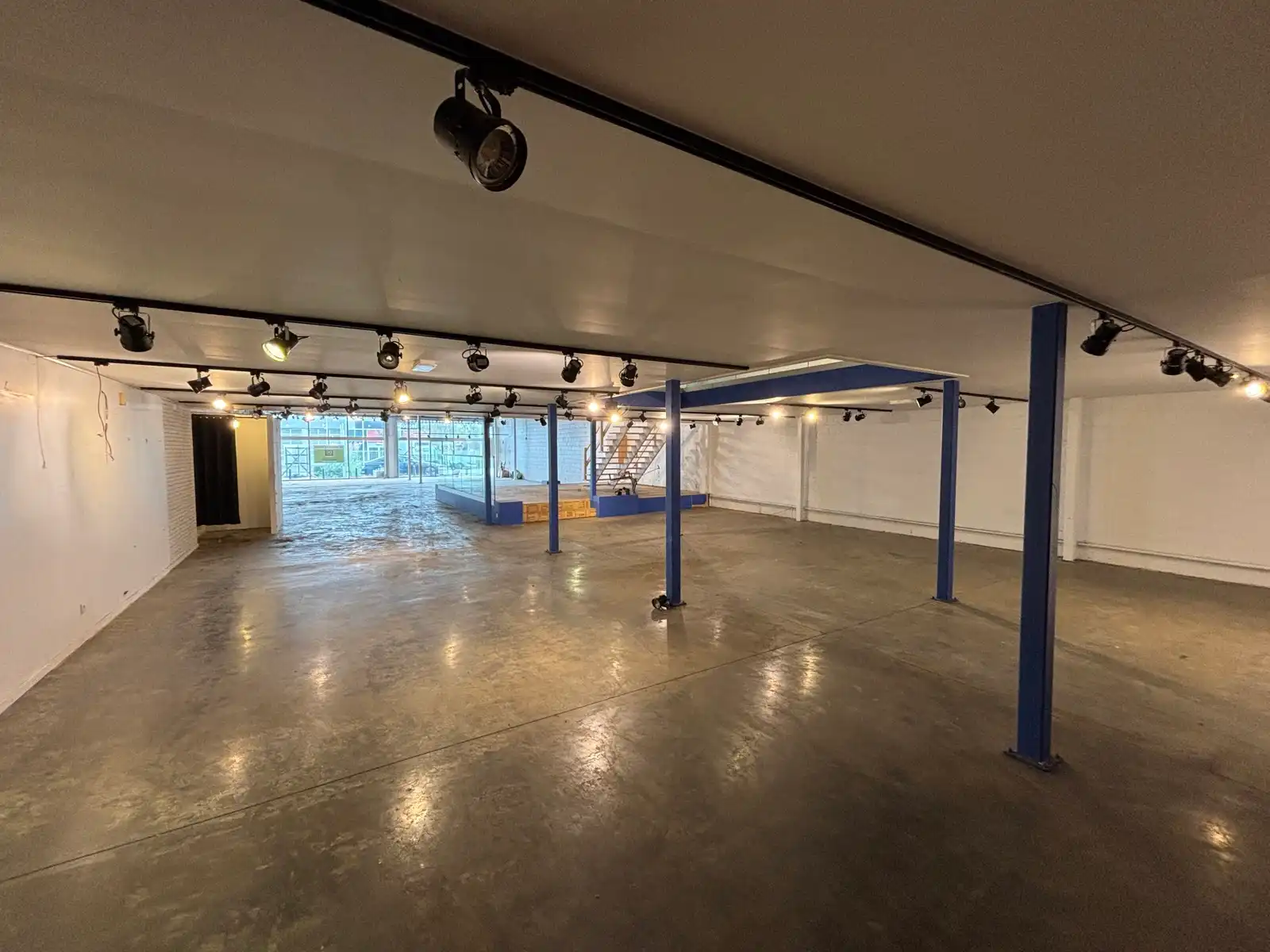Commerciële ruimte van +- 700 m² te koop in Kuurne foto 5