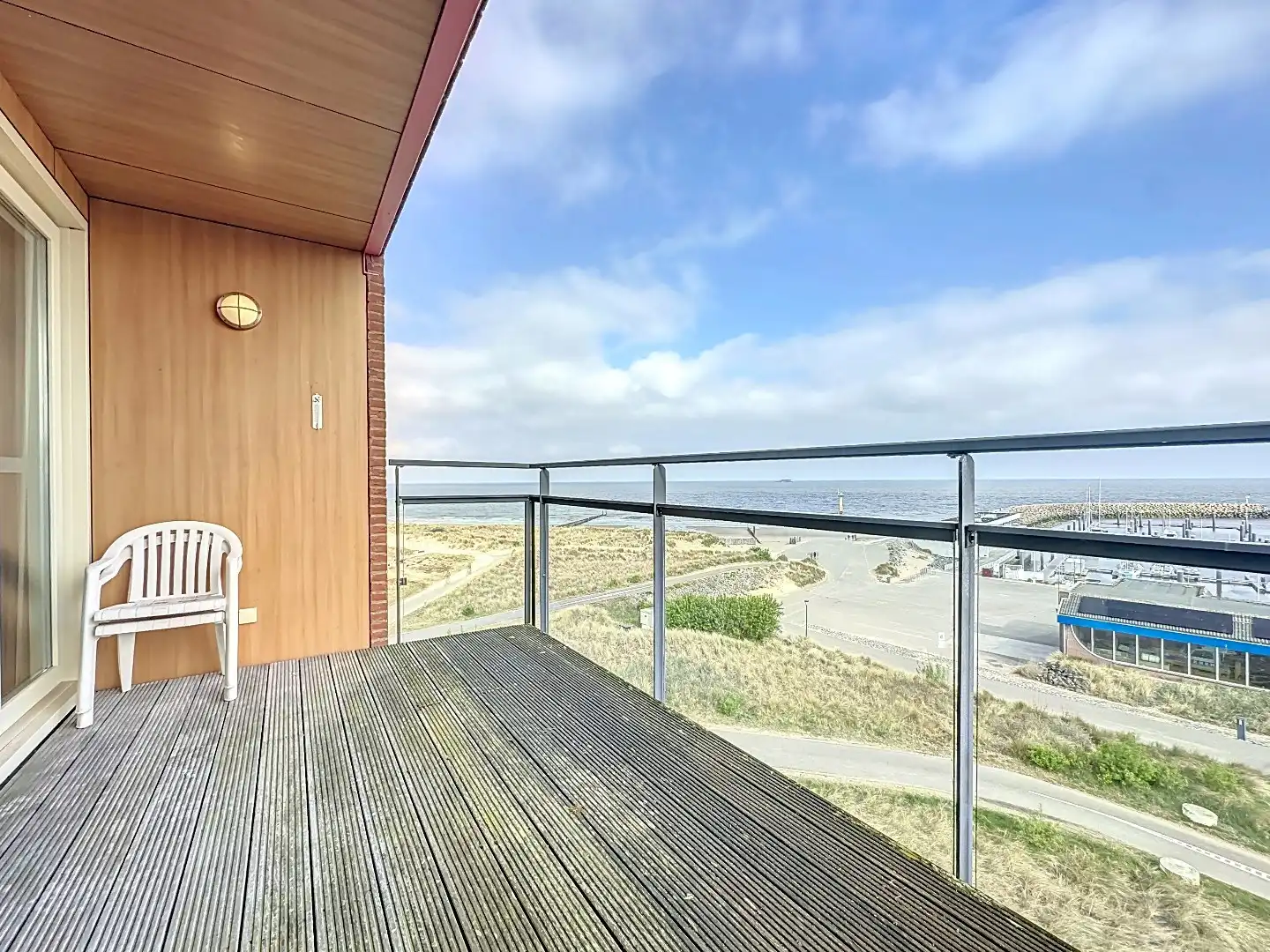 Uniek zicht op haven en zee! foto 4