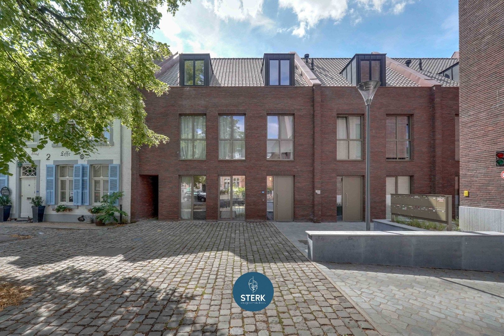 ENERGIEZUINIGE GEZINSWONING IN DE DORPSKERN VAN OUD-REKEM !  foto {{pictureIndex}}