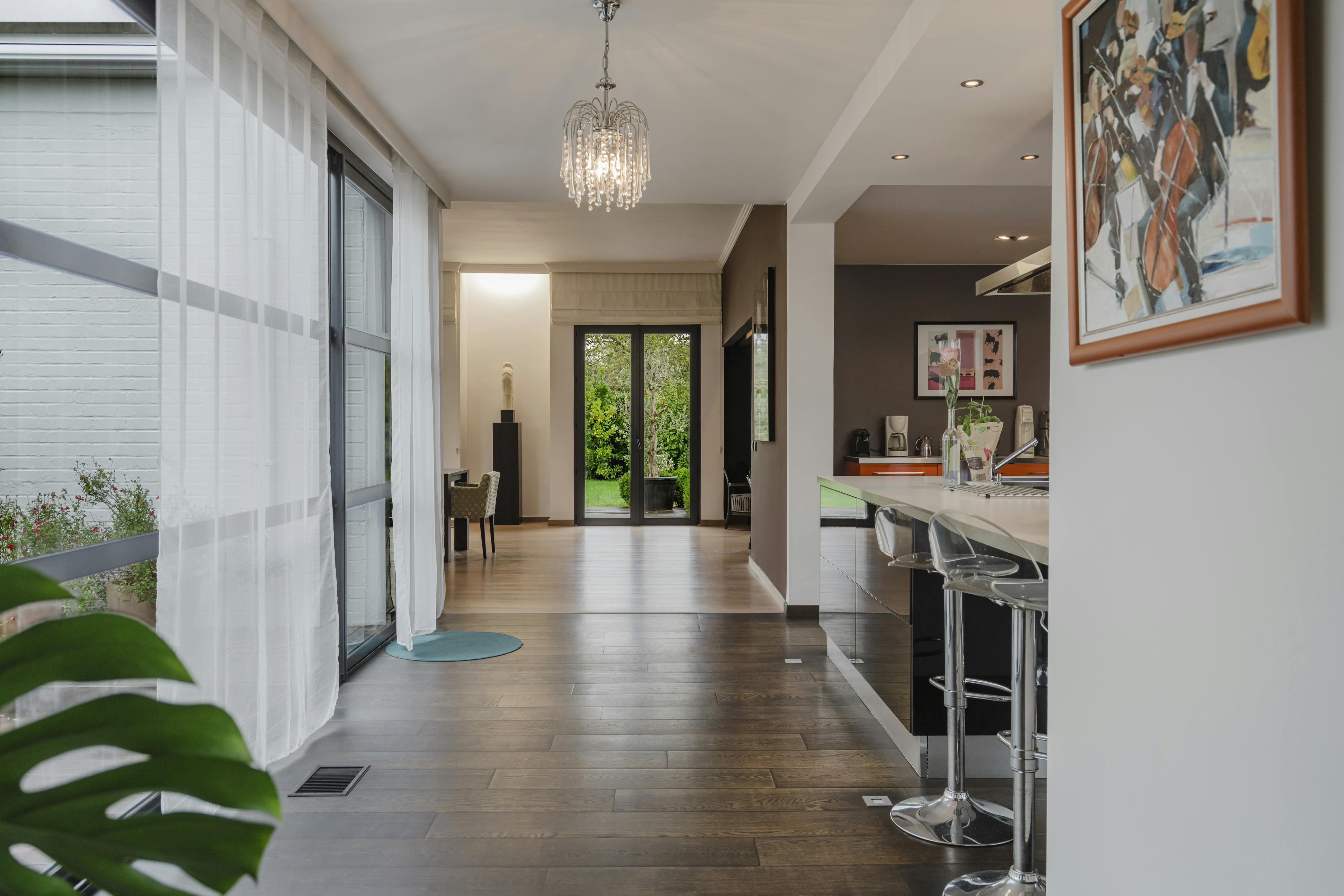 Architecturale patiowoning met tijdloze klasse foto 9