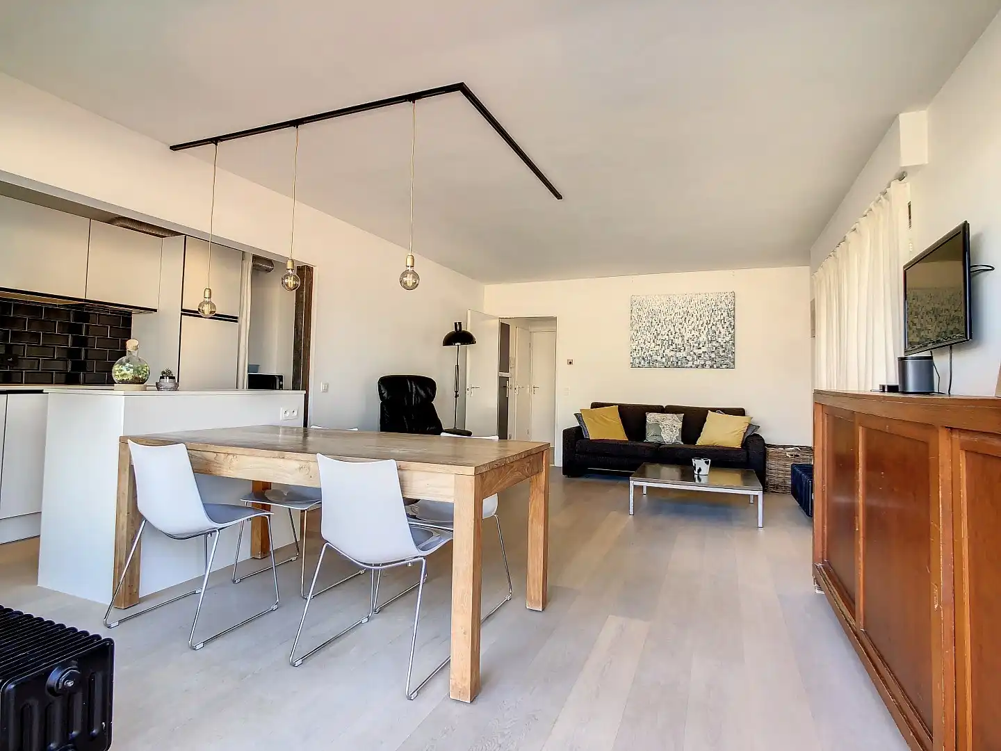 Goed gelegen gerenoveerd appartement met twee ruime slaapkamers, terras (25 m²) en garagebox - bewoonbare oppervlakte 73 m²        foto {{pictureIndex}}