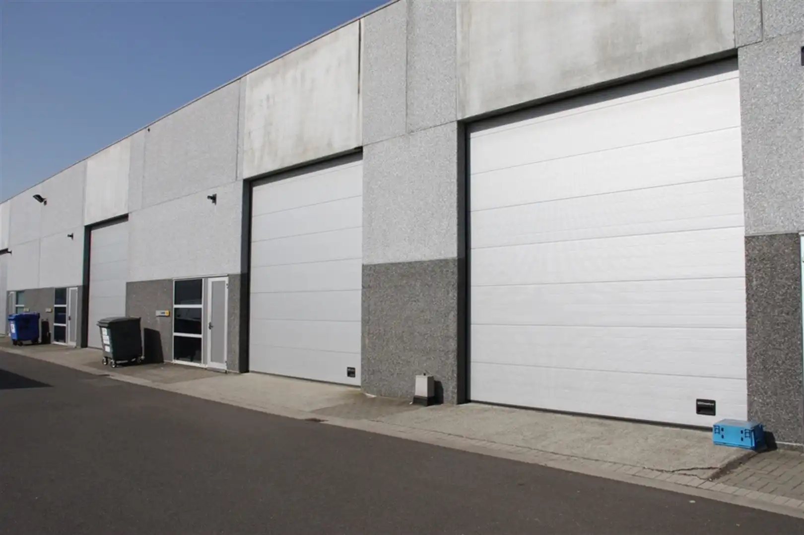 Geïnstalleerde KMO units met kantoren foto {{pictureIndex}}