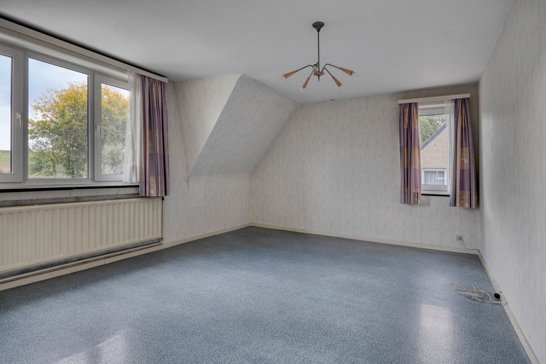 Ruime op te frissen villa met 3 slaapkamers en grote tuin foto 13