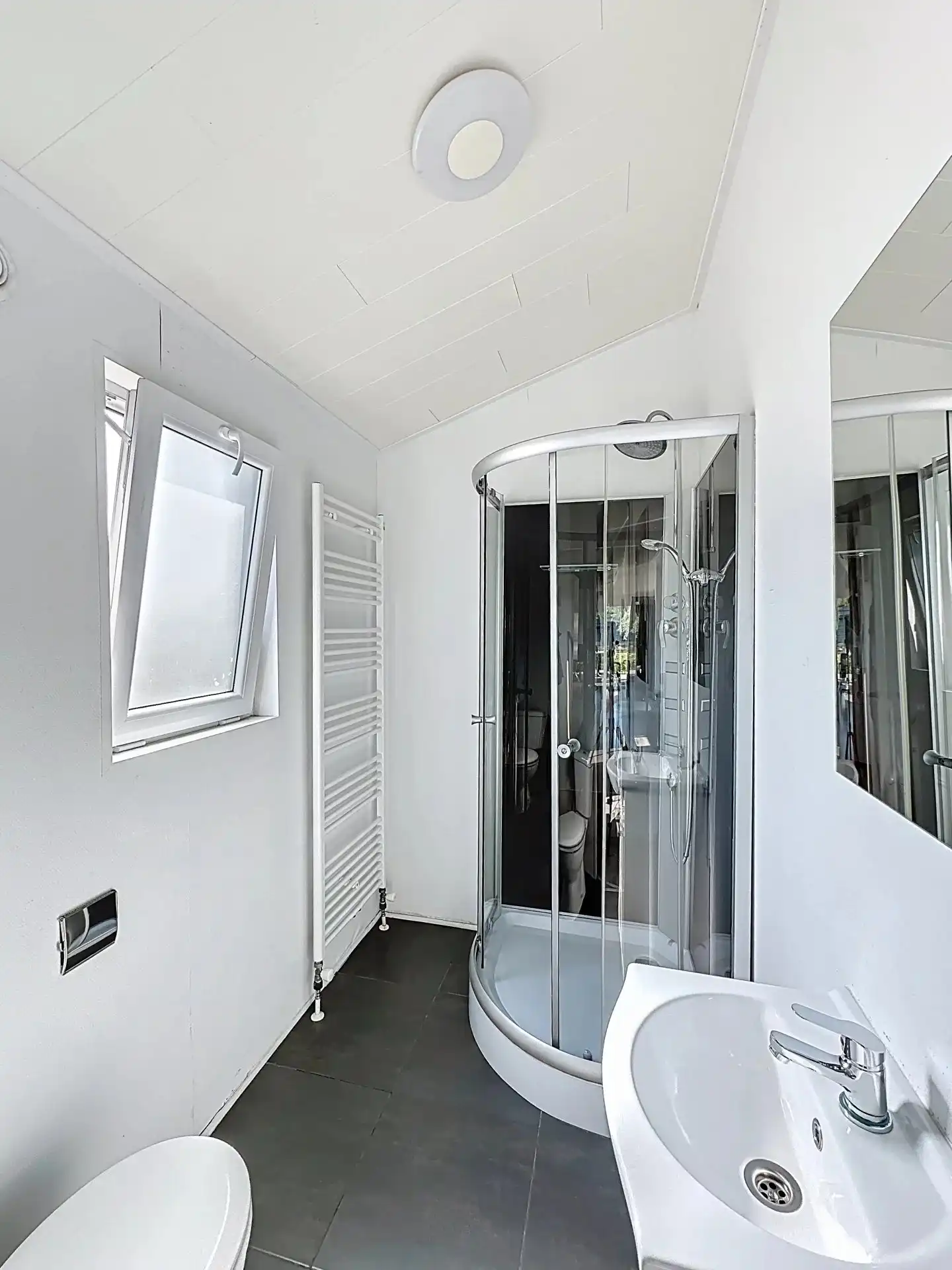 Volledig uitgeruste chalet voor 4 personen op recreatiepark Europarcs met zicht op het water. foto 11