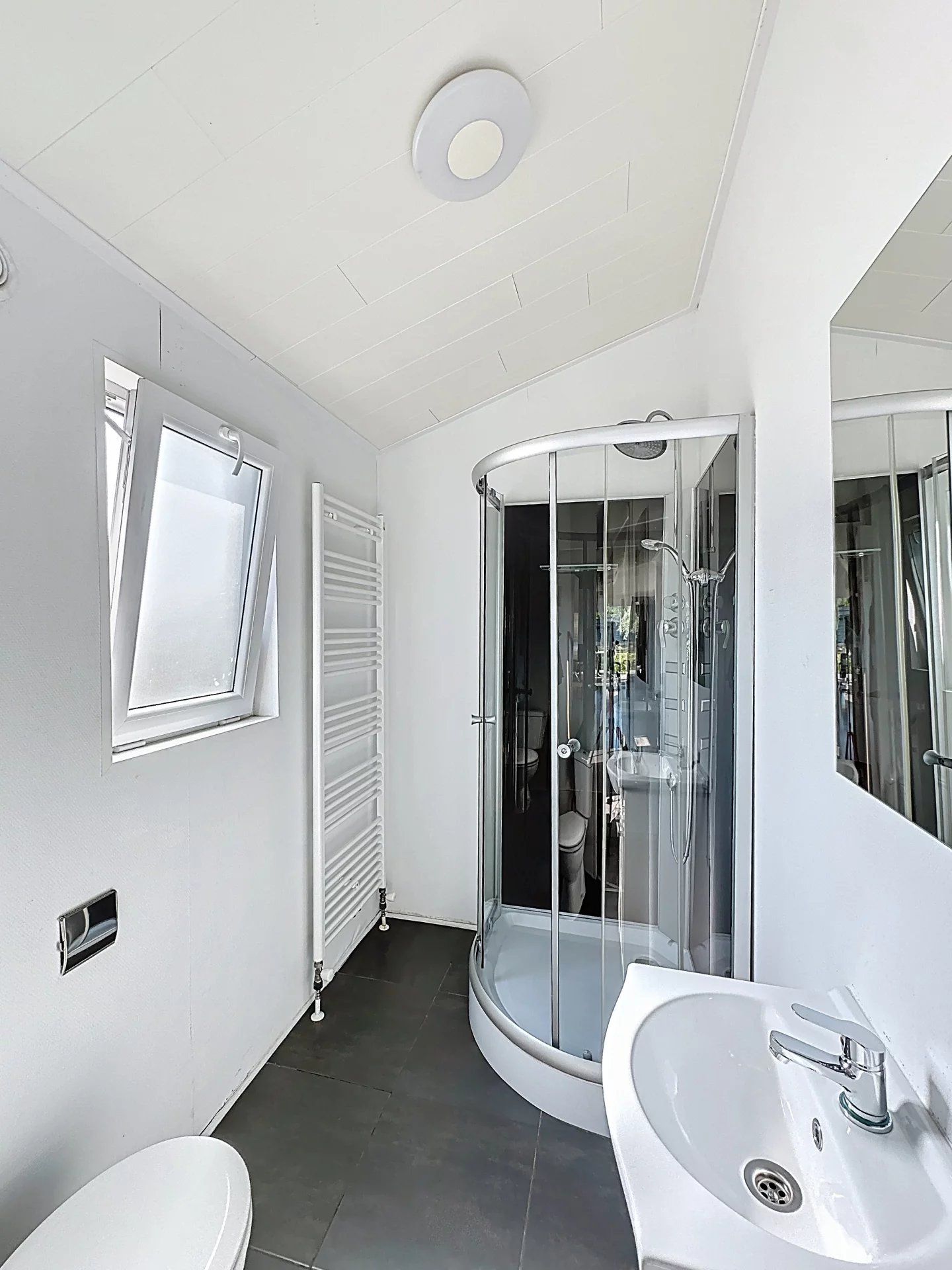 Volledig uitgeruste chalet voor 4 personen op recreatiepark Europarcs met zicht op het water foto 11