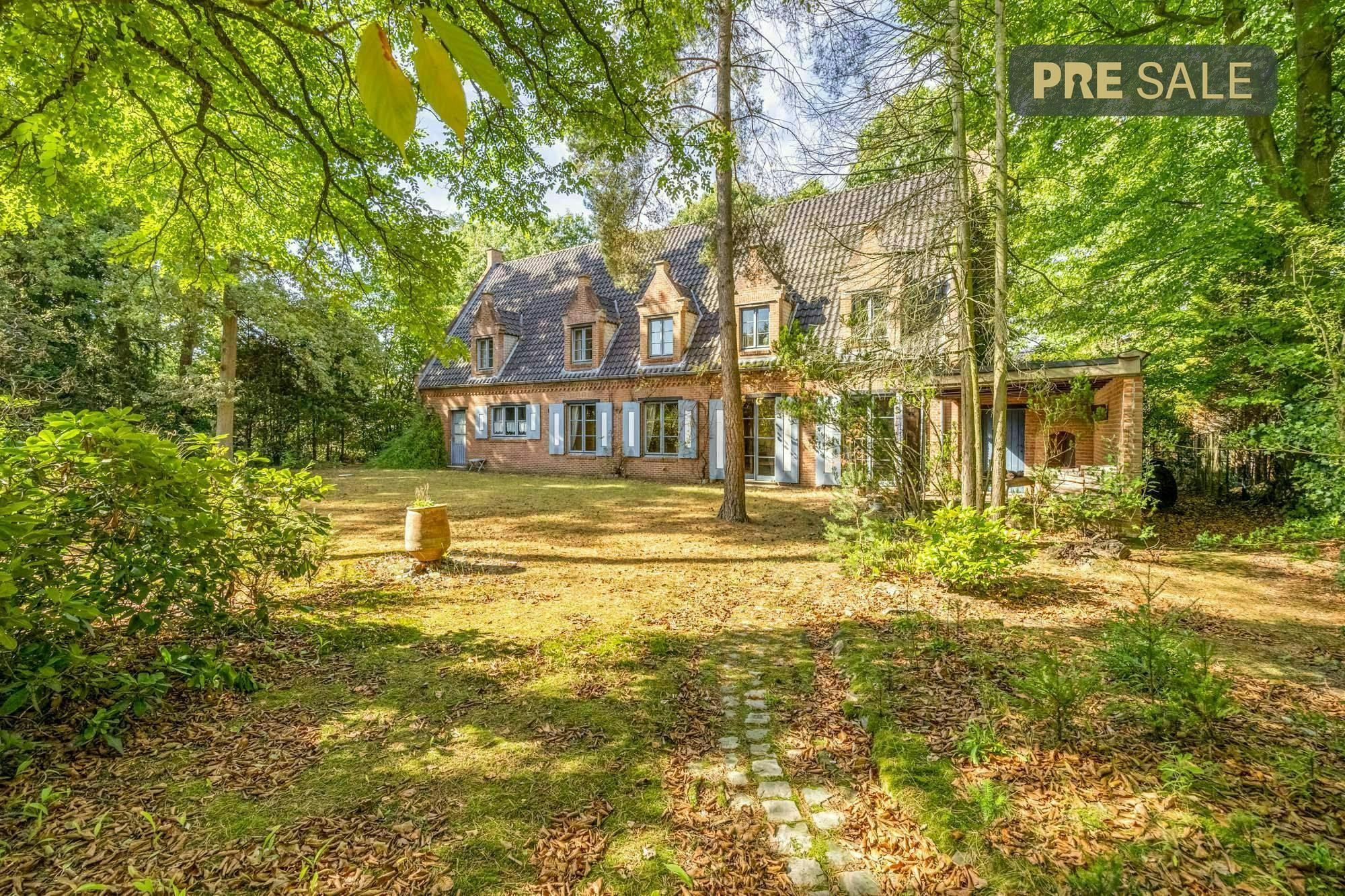 Hoofdfoto van de publicatie: Ruime villa met 7 slaapkamers gelegen in het groen op 13 are