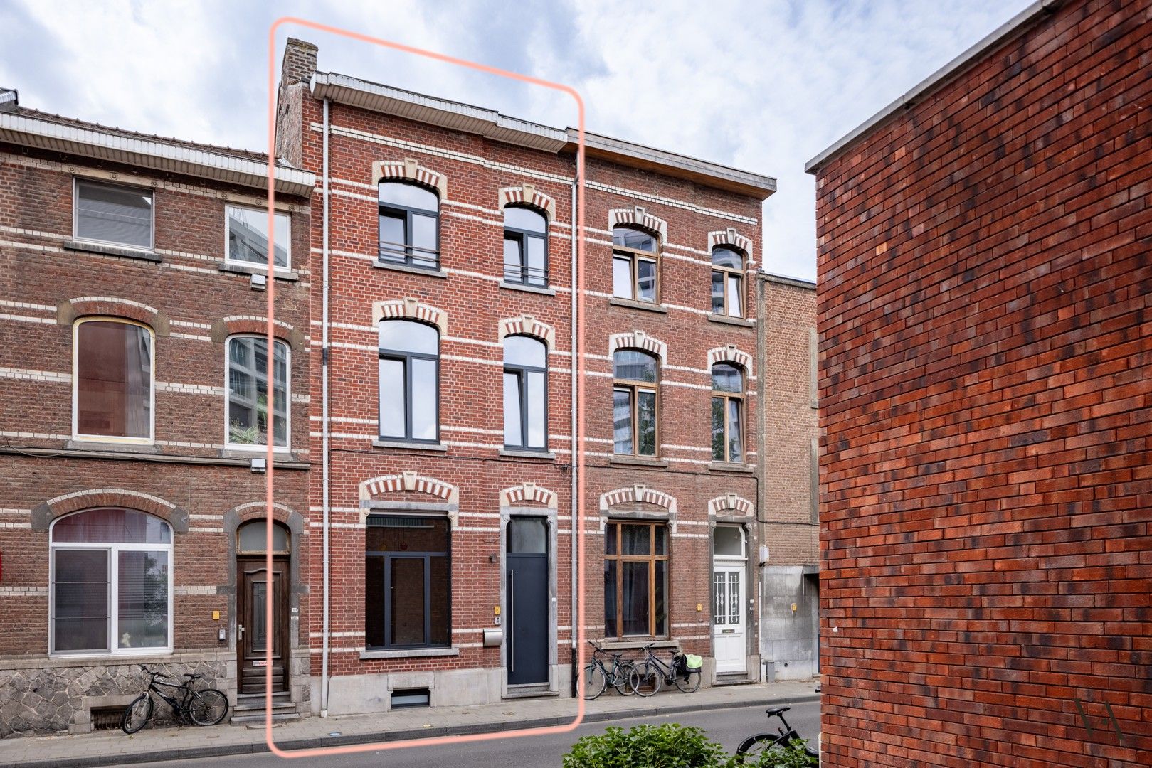 Exclusieve gerenoveerde burgerwoning met overvloedige lichtinval en uniek stadstuintje foto {{pictureIndex}}