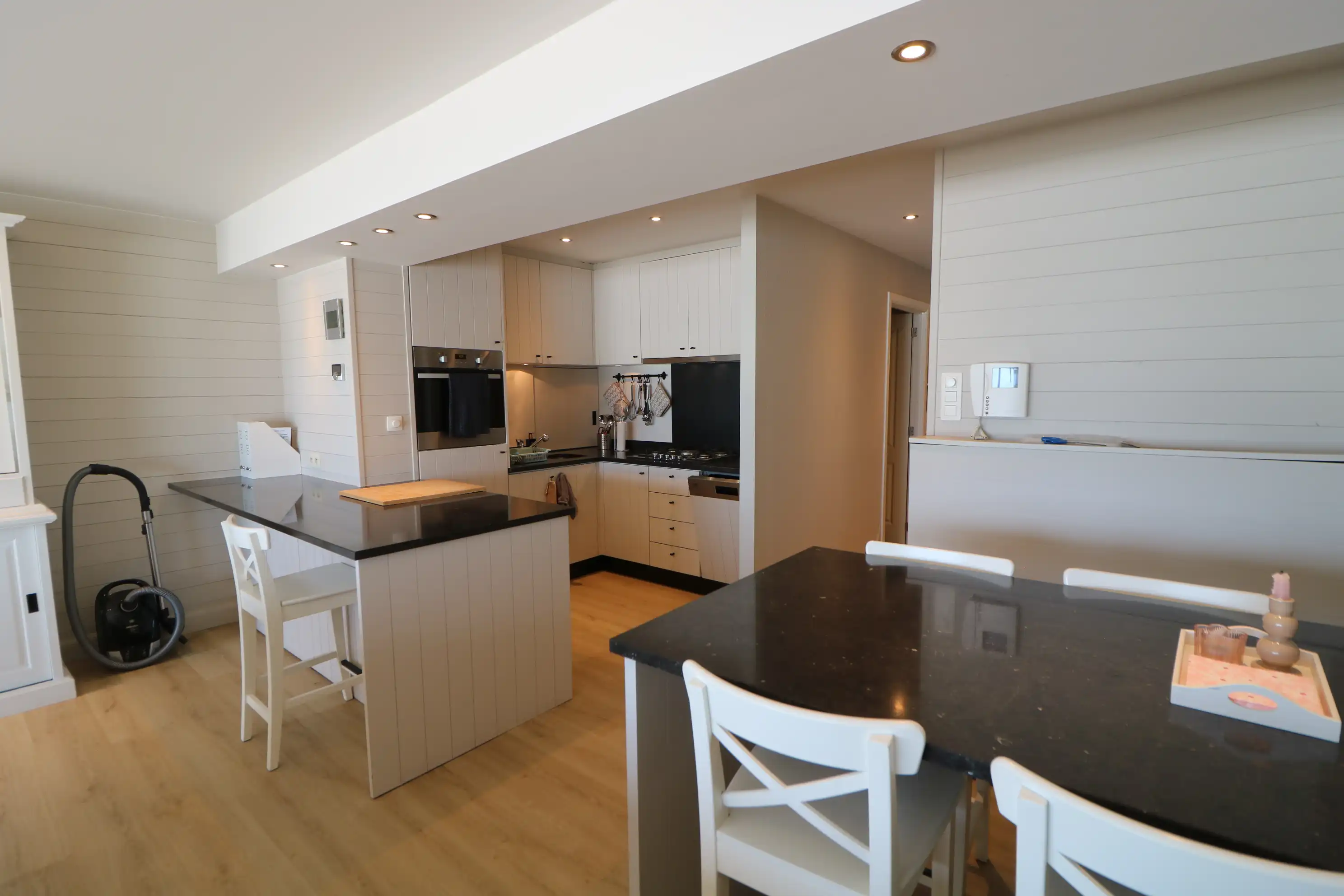 Instapklaar 2-slaapkamerappartement met zicht op zee.  foto 2