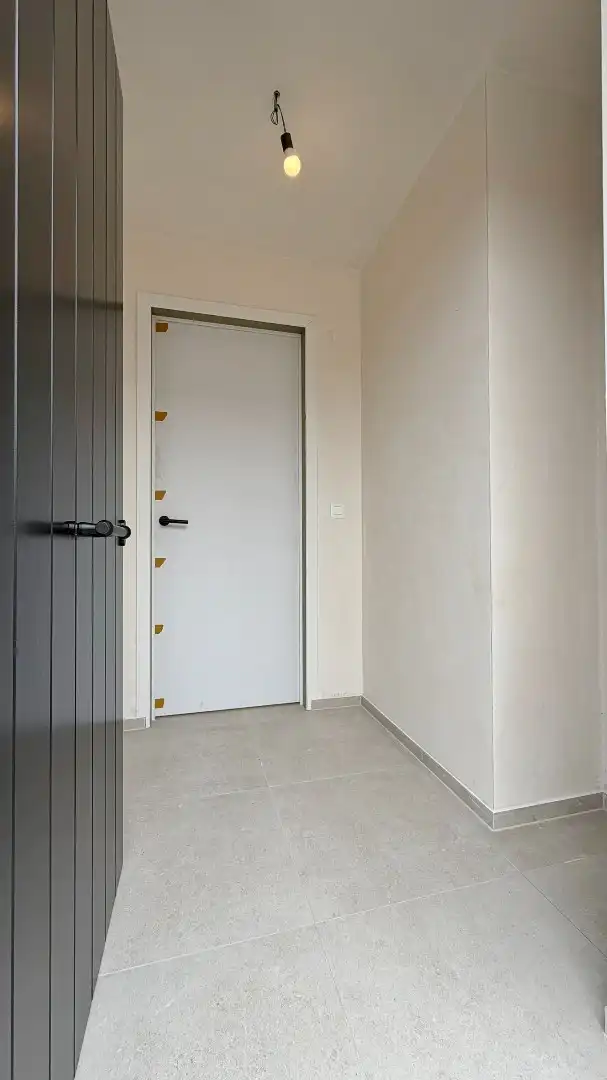 Nieuwbouwwoning met 5 slaapkamers, zonnige tuin en 2 garages te huur foto 2