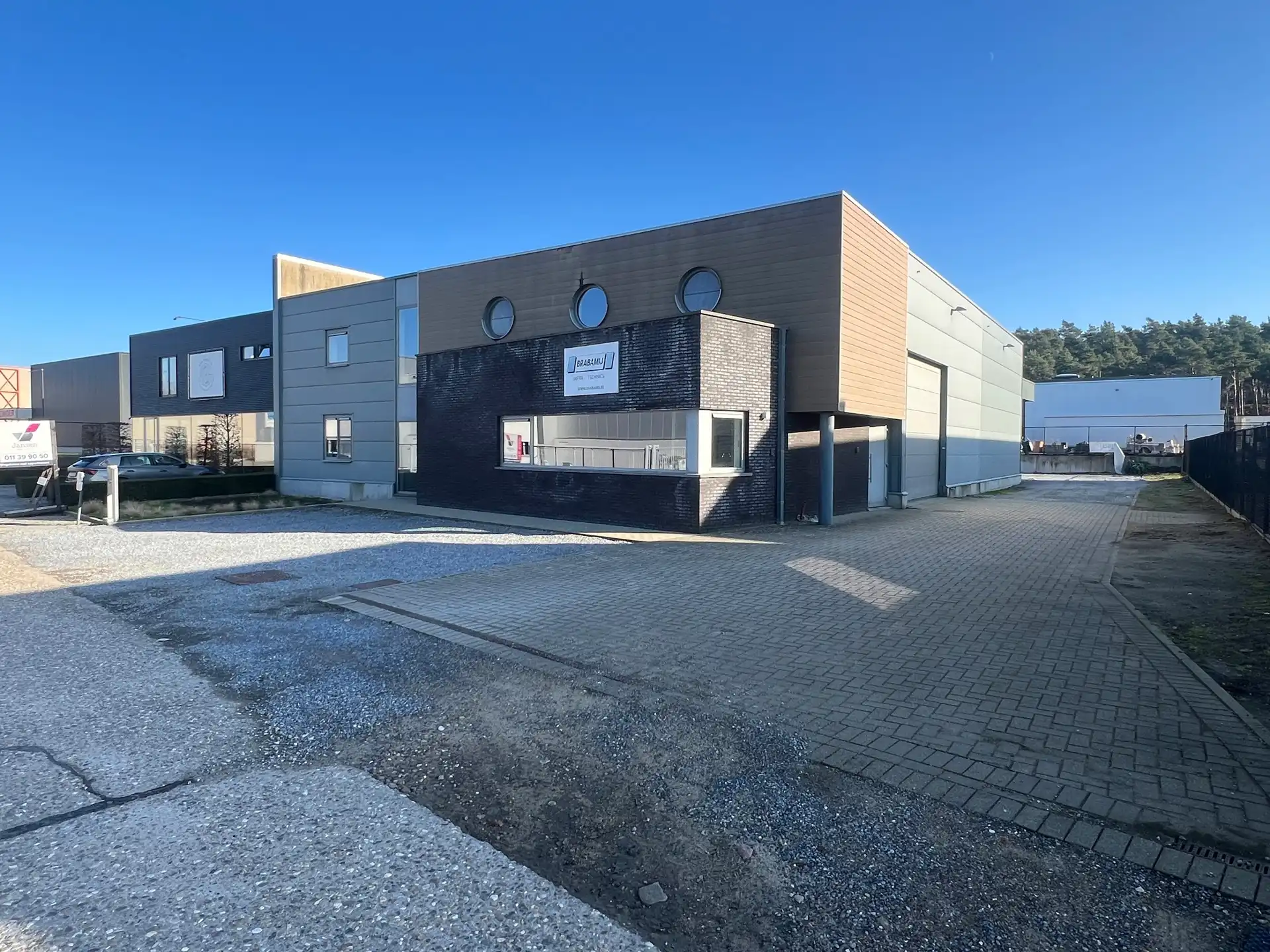 MULTIFUNCTIONEEL BEDRIJFSGEBOUW MET APPARTEMENT EN BUITENTERREIN foto 20