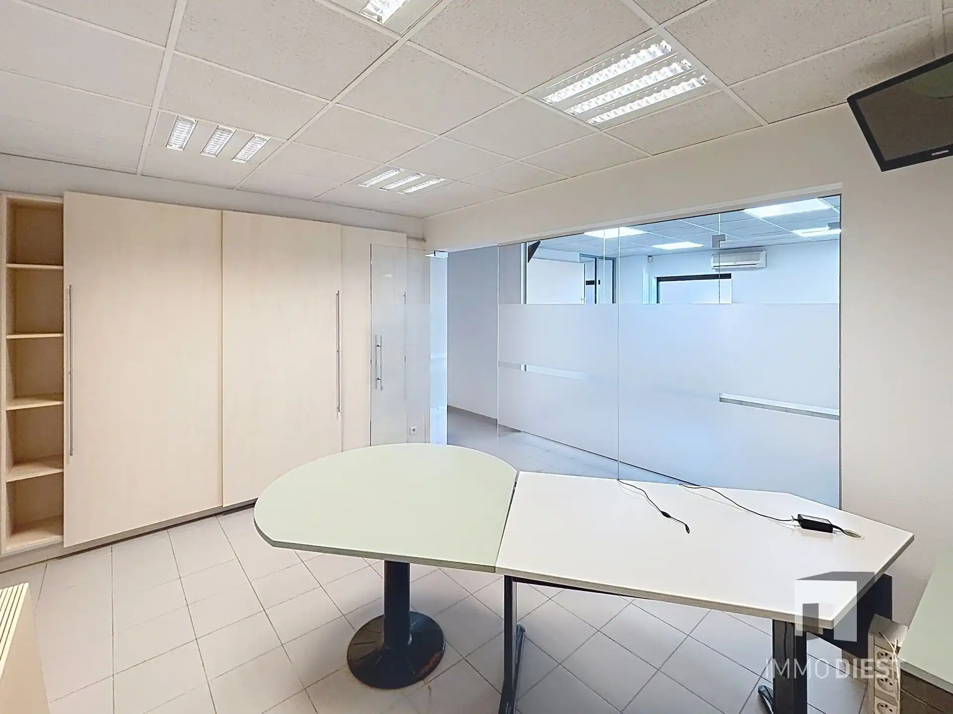 Handelsgelijkvloers van 230m² met private, achterliggende parking voor 3 wagens. foto 7