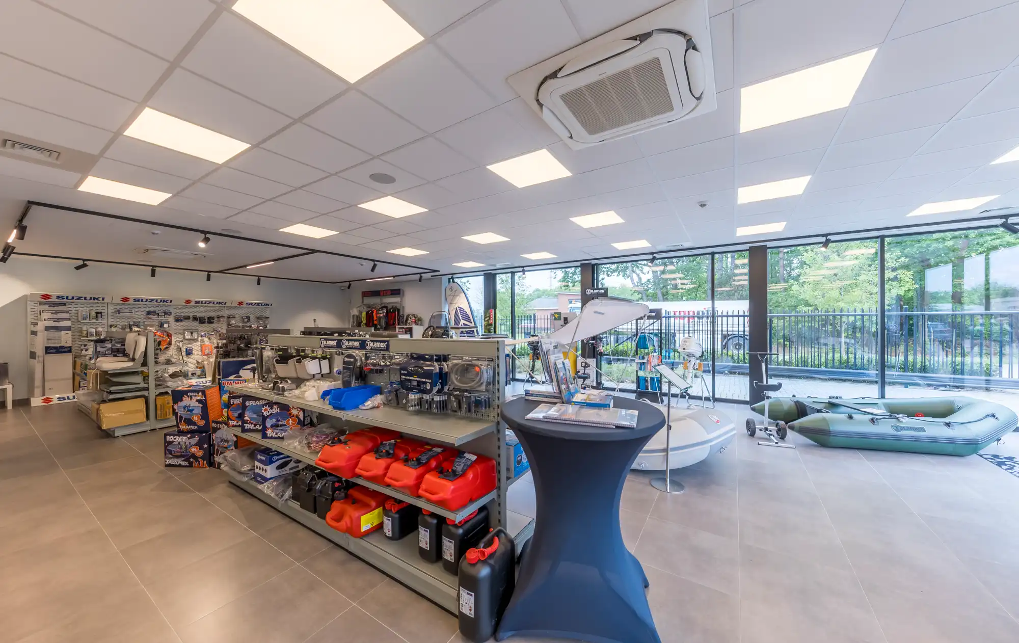 TE HUUR: Recent en hoogwaardig afgewerkt bedrijfs-/kantoorgebouw met showroom, magazijn en ruime parking foto 6