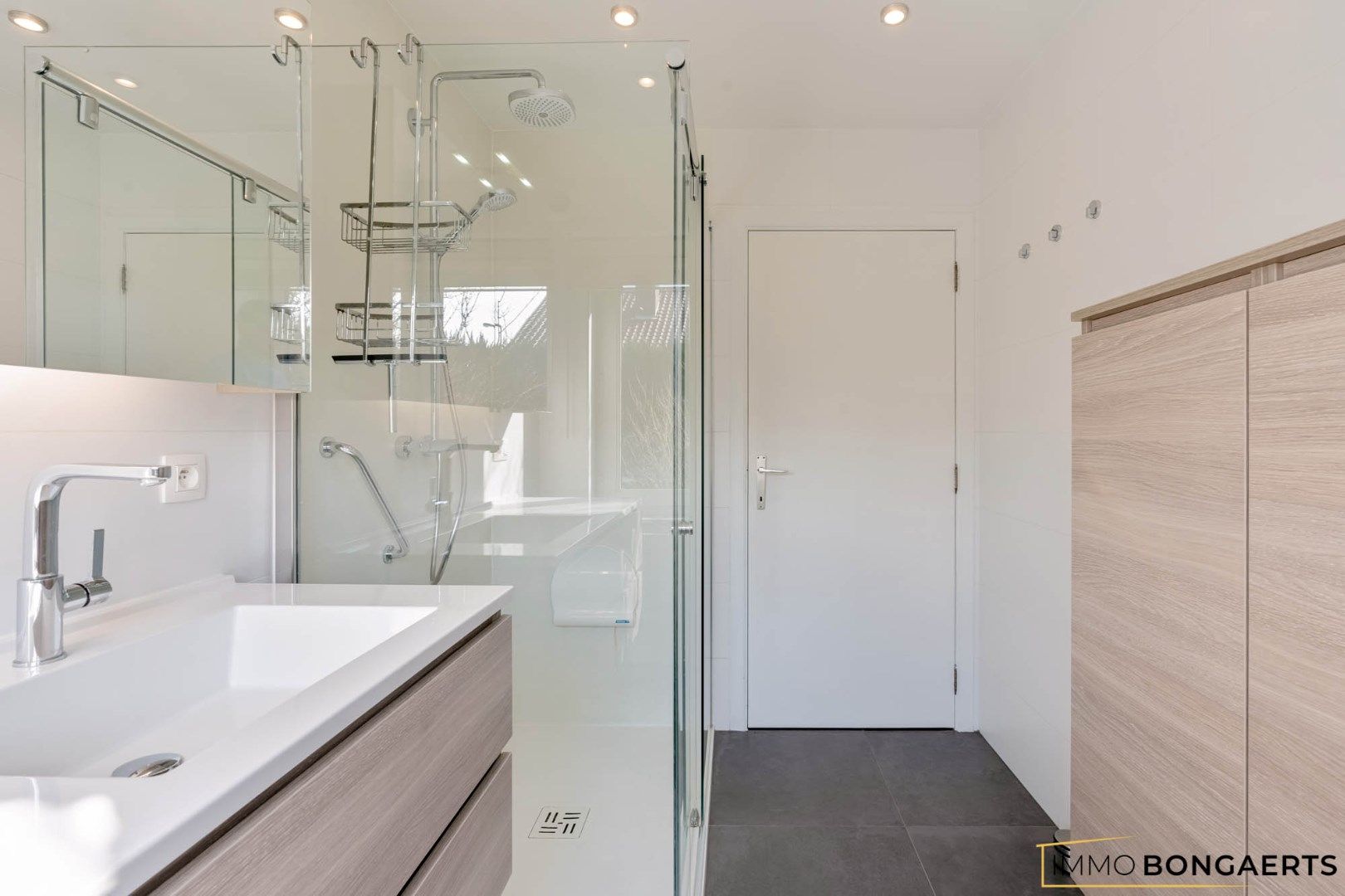 Ruime woning met drie slaapkamers foto 11