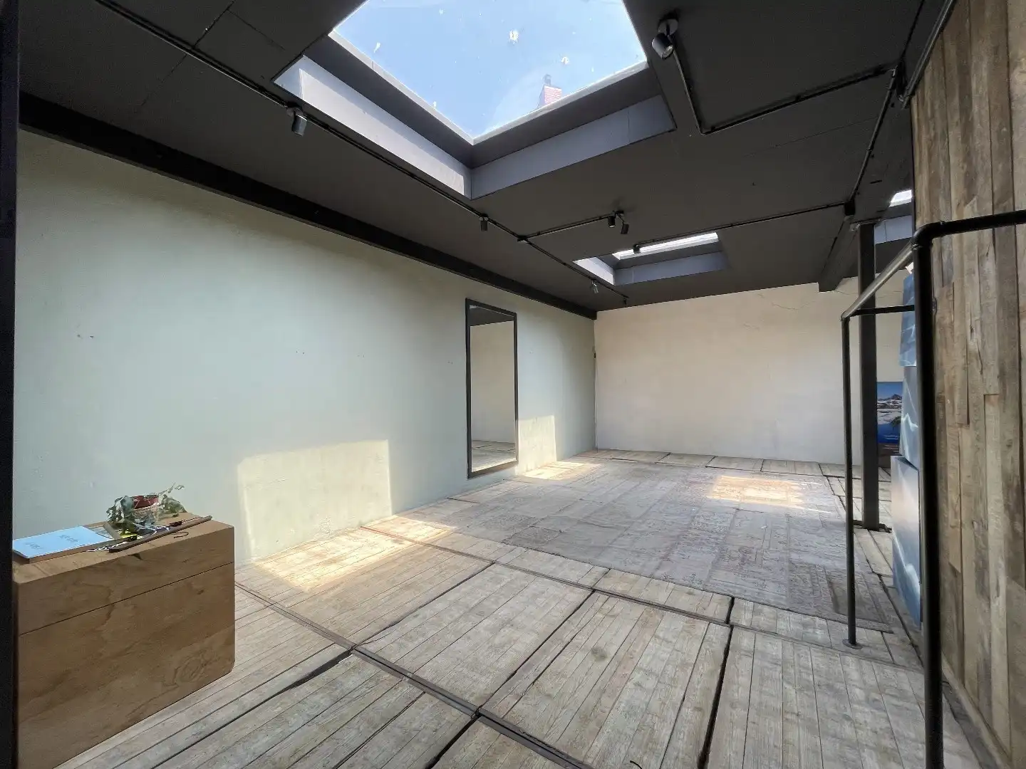 Goed gelegen handelsgelijkvloers gelegen op de Lippenslaan, vlakbij het Van Bunnenplein. foto 5