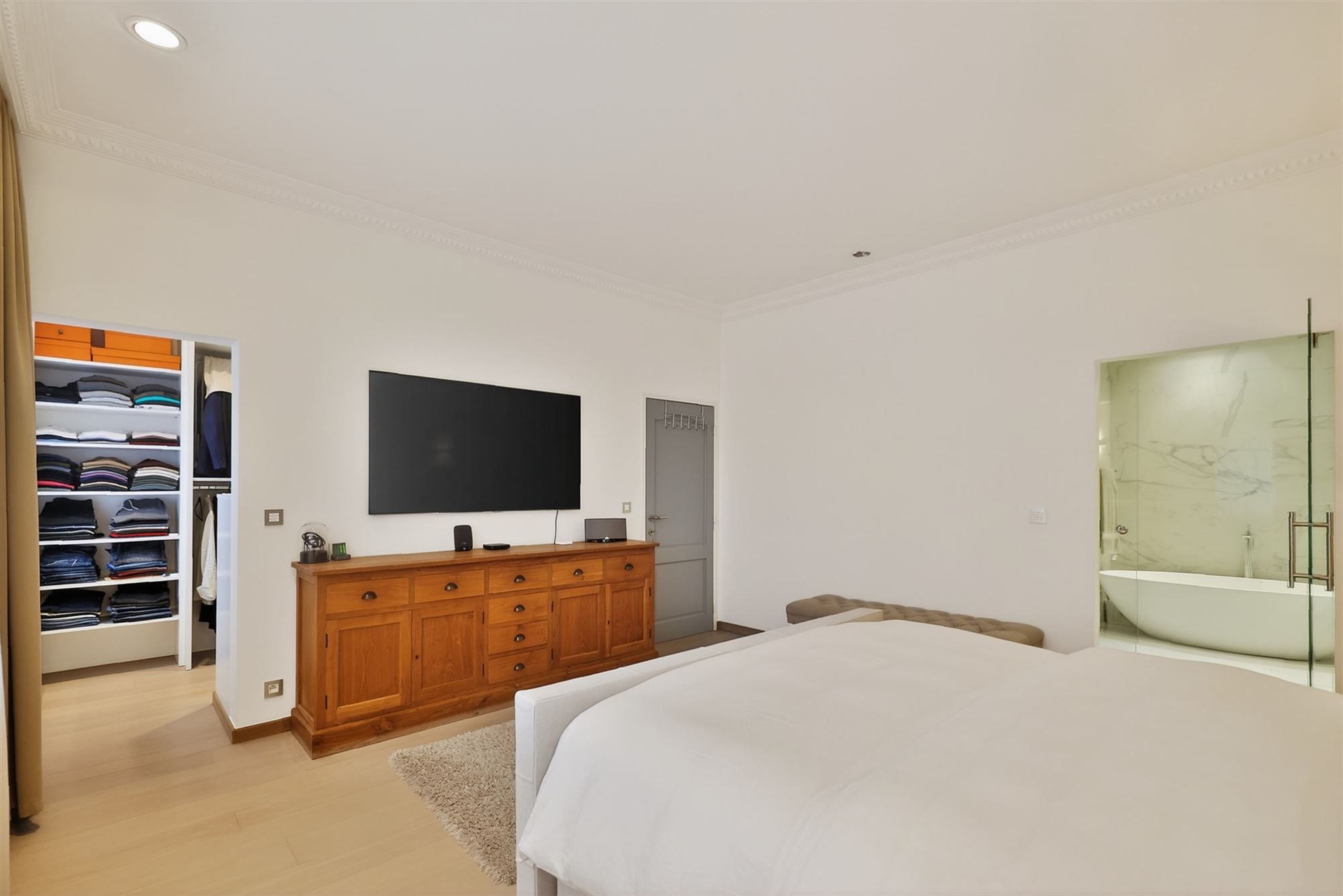 Knap afgewerkte ruime woning op toplocatie foto 9