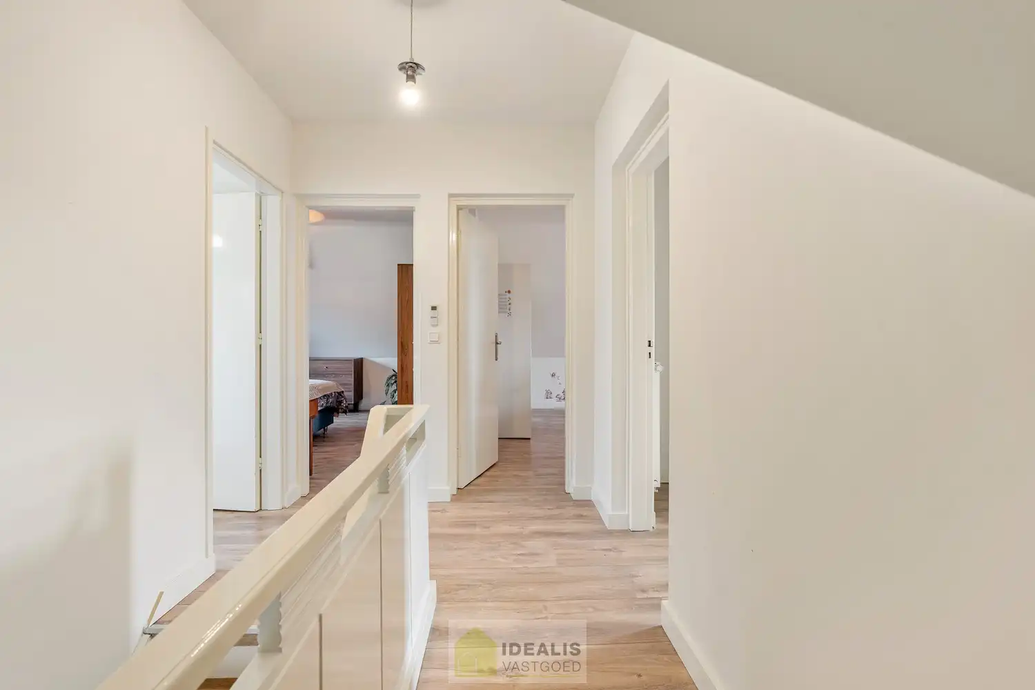Recent gerenoveerde en perfect onderhouden eengezinswoning met lichtrijke leefruimte, praktisch uitgeruste keuken, 3 slaapkamers, knappe badkamer en knap bijgebouw! foto 26