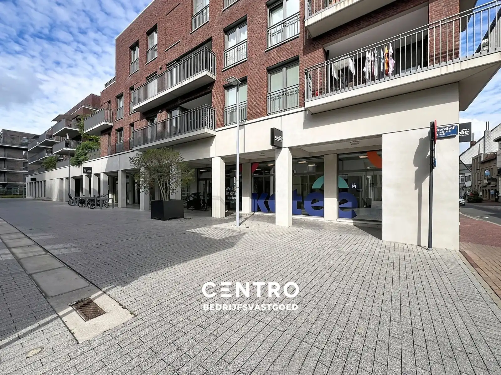 Modern kantoor (± 825 m²)  met 20 ondergrondse  parkeerplaatsen op een rustige, vlot bereikbare locatie te Roeselare (Noordhof), ideaal voor vrije beroepen en zelfstandigen. foto {{pictureIndex}}
