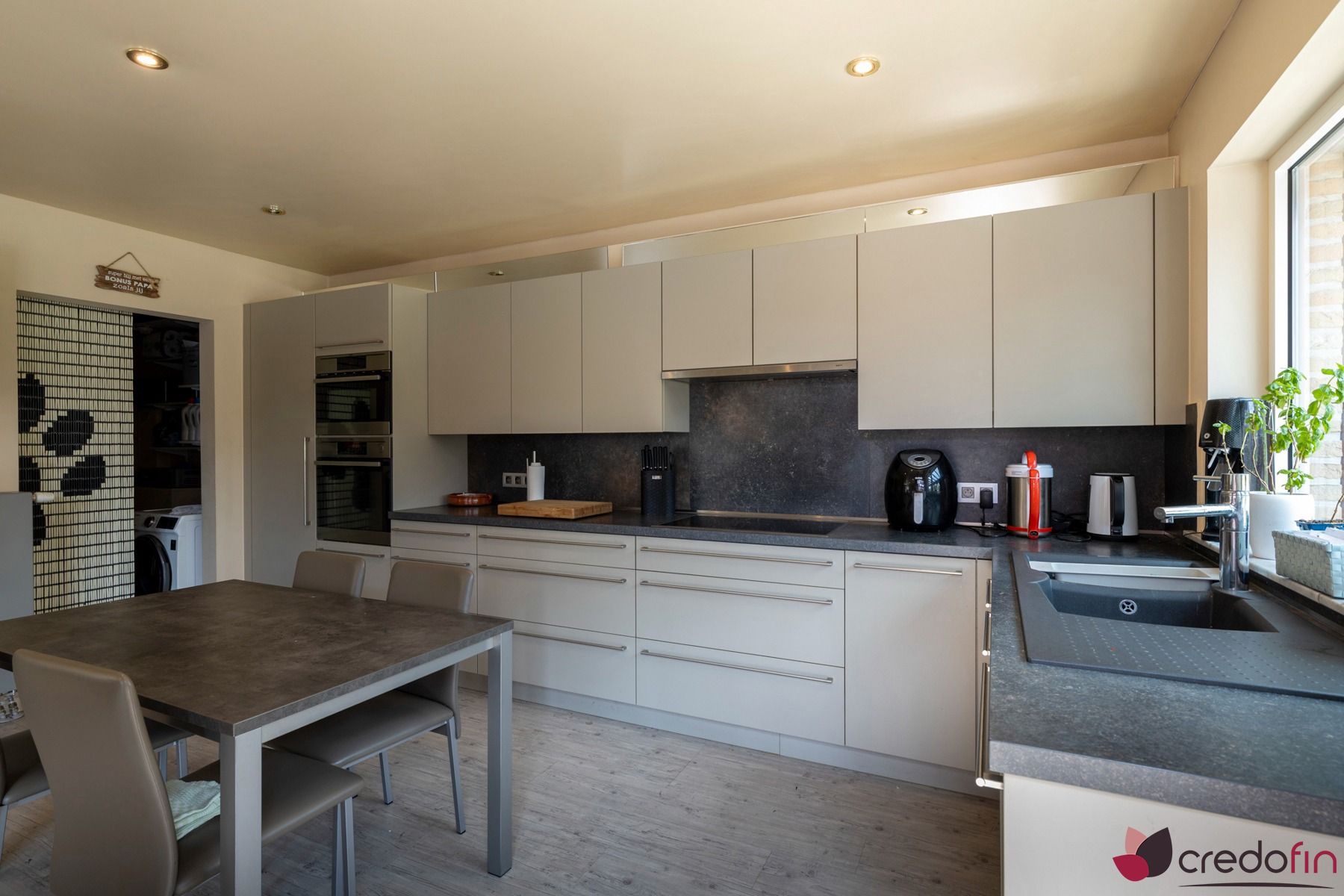 Goed gelegen gezinswoning met 3 slaapkamers en ruime garage foto 6
