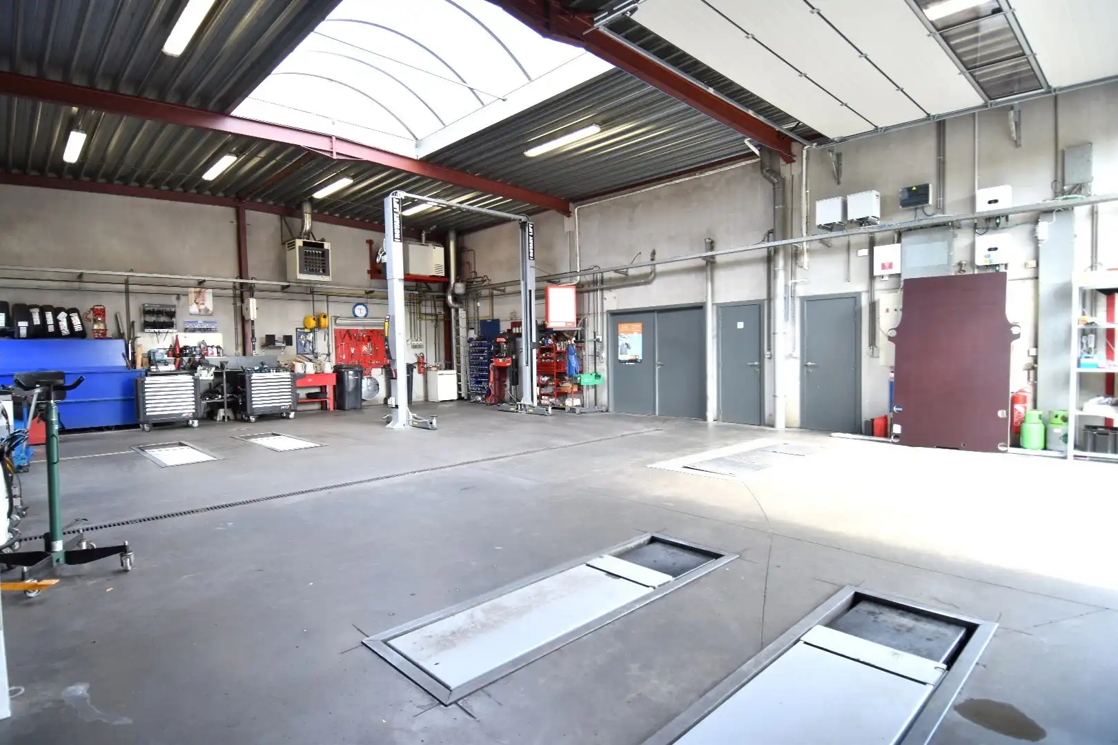 Commercieel pand met showroom, atelier, parking én bovenliggend appartement te koop in Bellegem foto 11