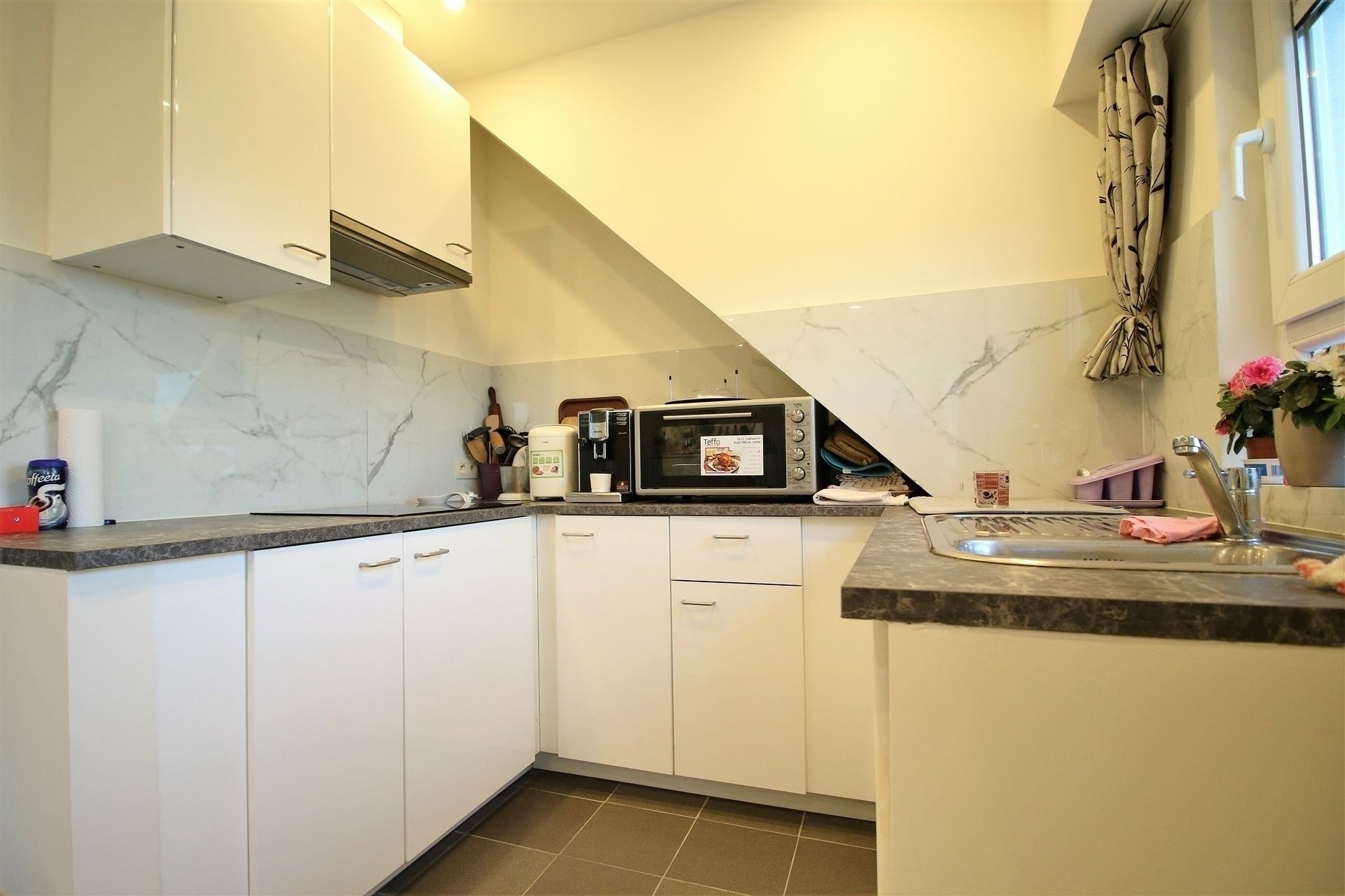 Gerenoveerd appartement  met 2 ruime slpks foto 6
