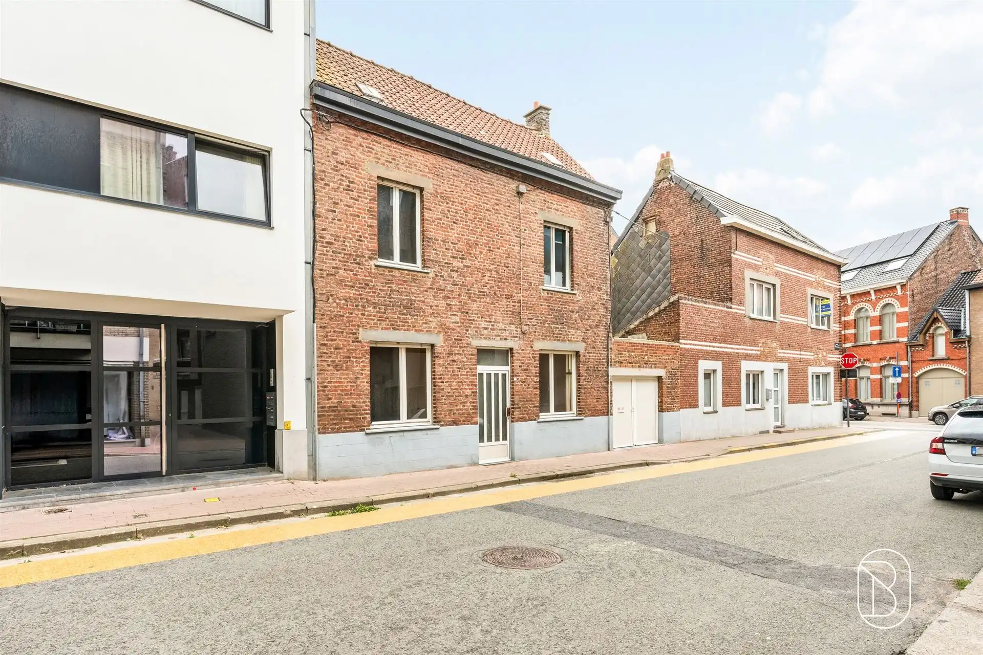 Goedgelegen degelijke woning met extra bouwgrond foto 2
