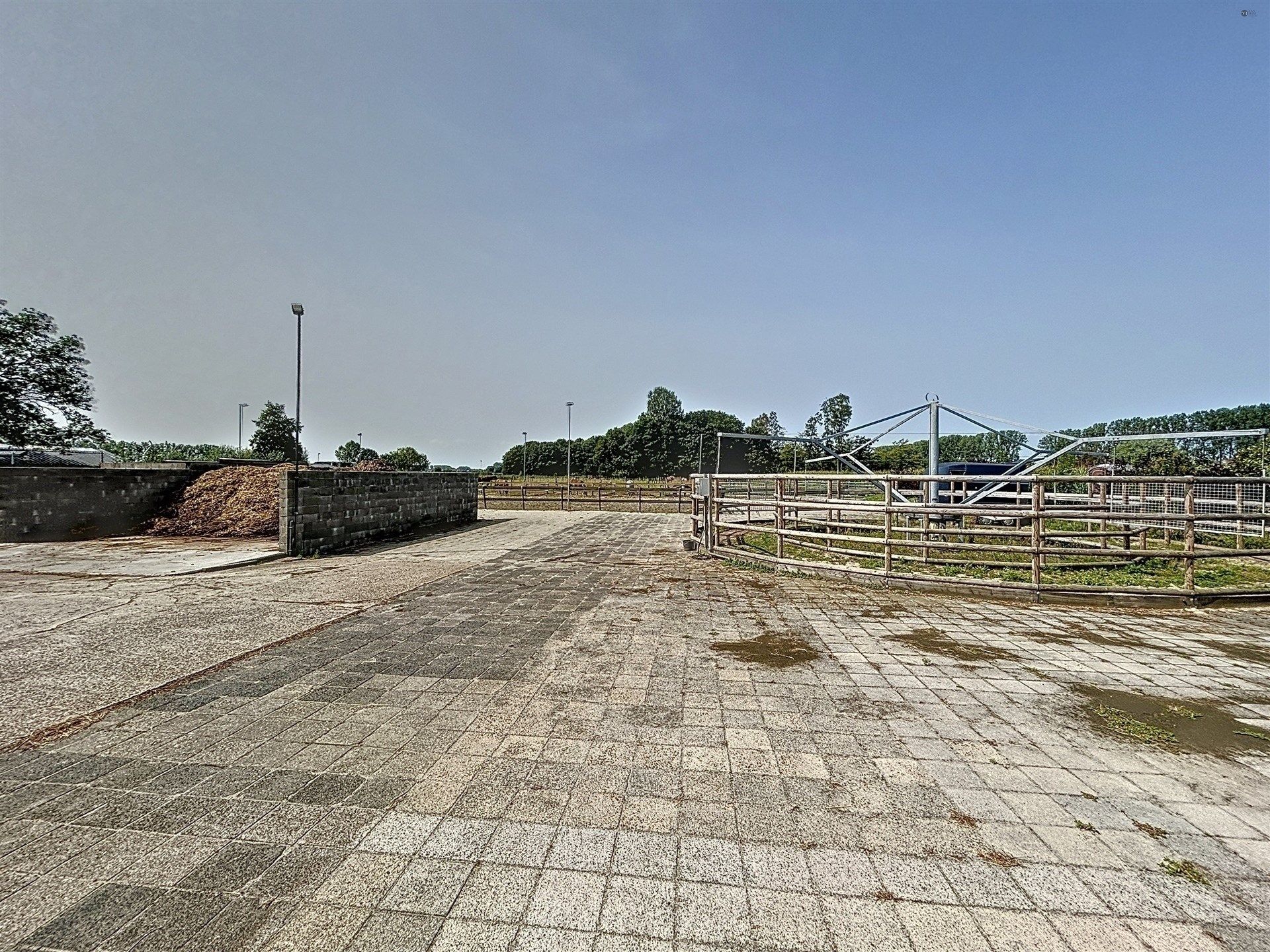 PRACHTIG GELEGEN HOEVE met bijgebouw, paardenstallen, binnenpiste en weiden op 18.385m² foto 12