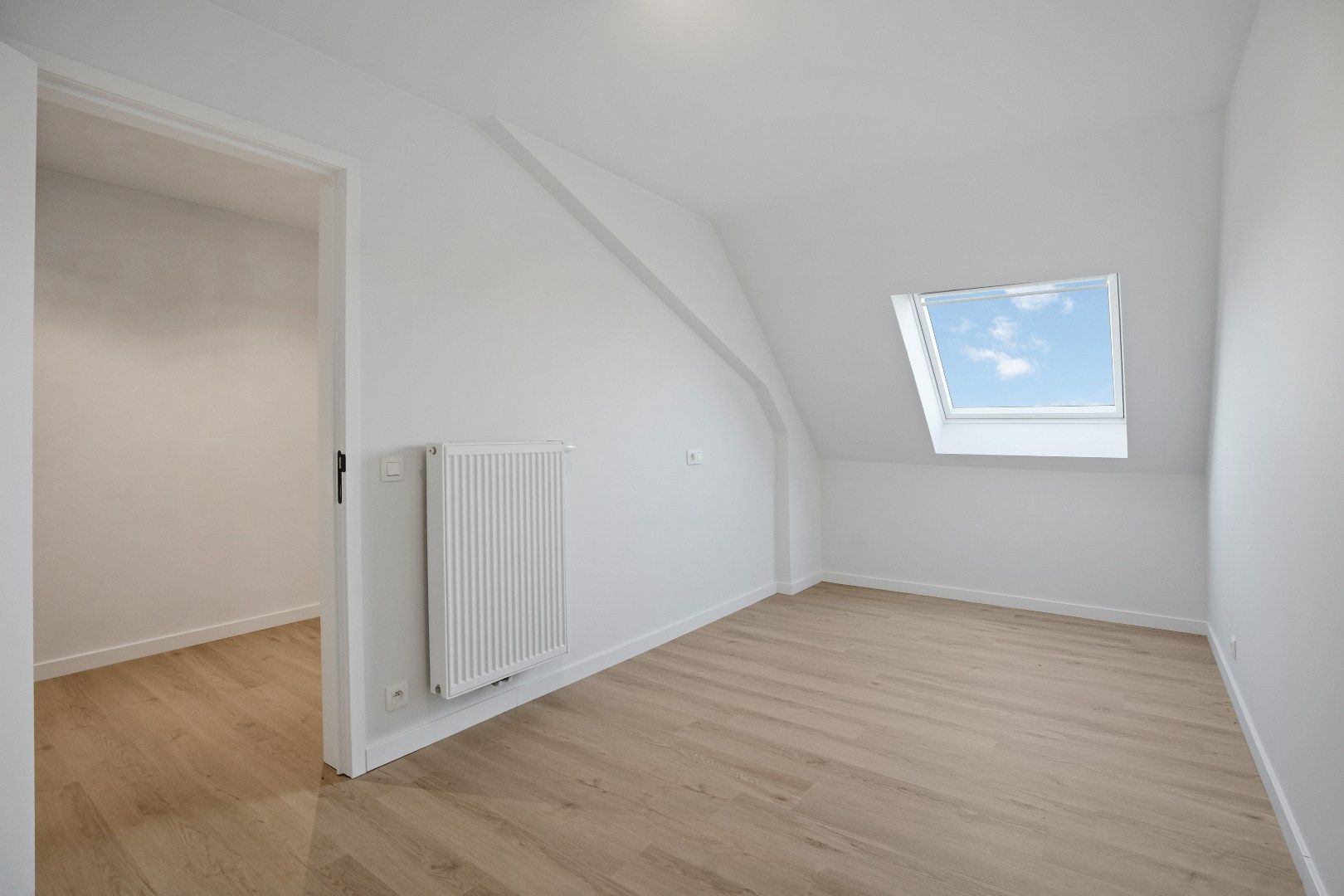 Grote woning, voorzien van vier kamers, twee badkamers, een uitweg,... foto 23