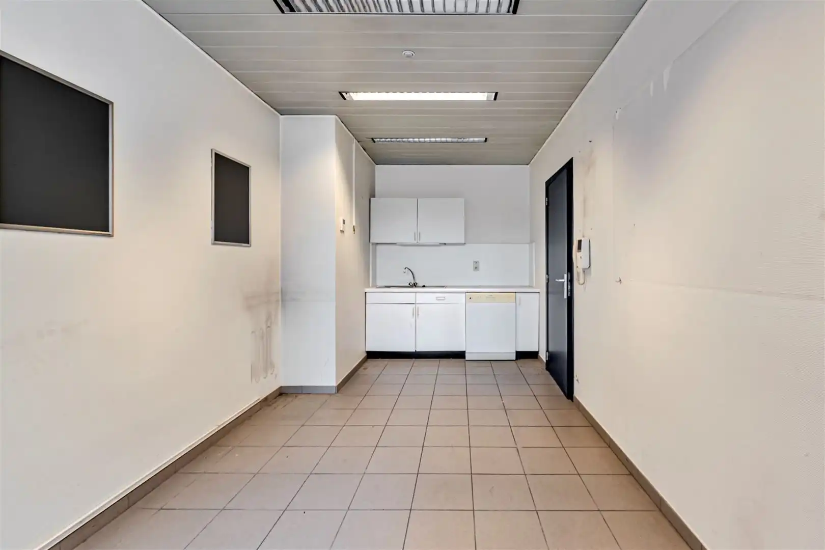 Centraal gelegen zeer ruim commercieel pand met 5 parkeerplaatsen foto 12