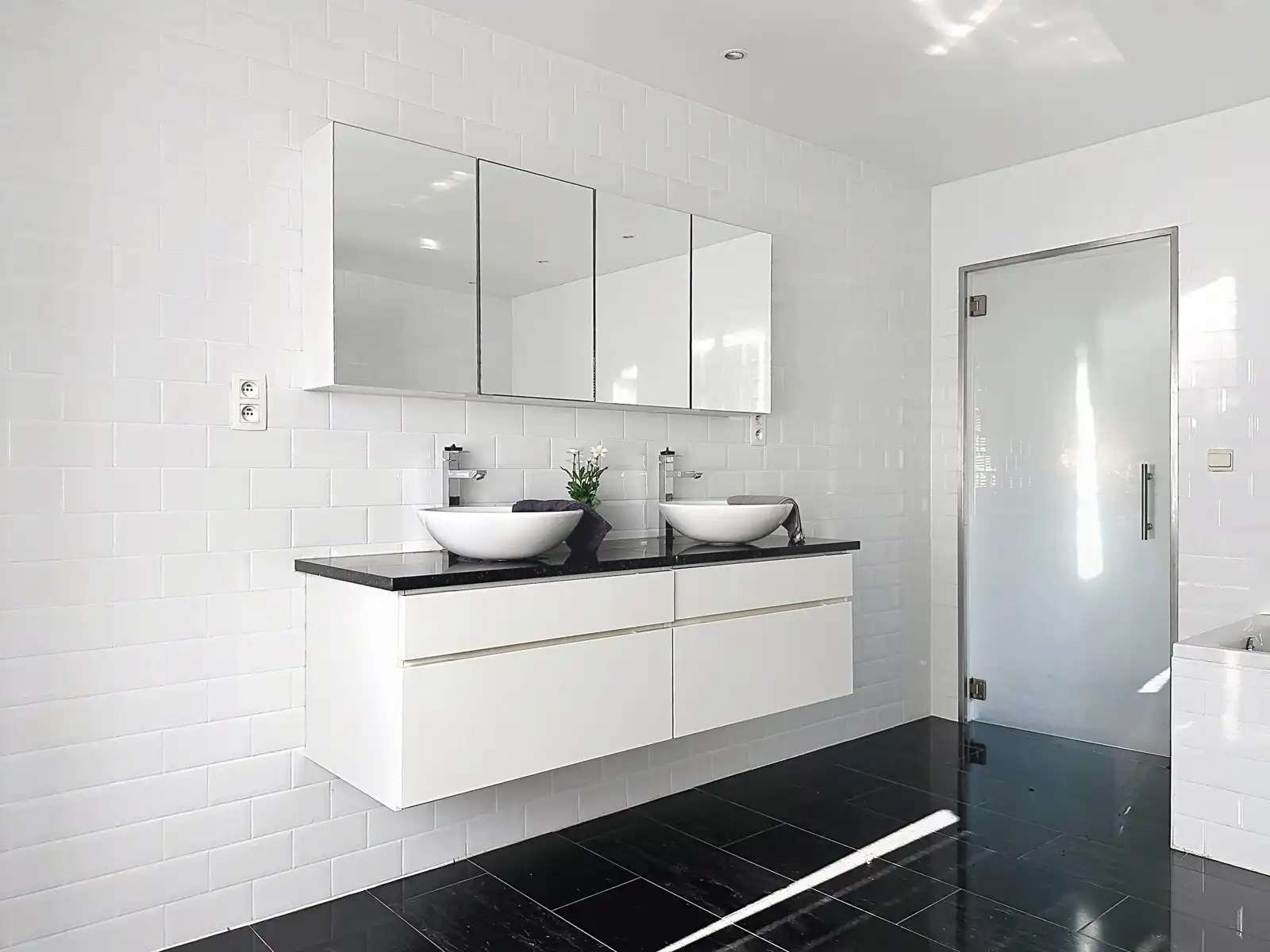 Instapklare, gerenoveerde woning met gezellige koer in hartje Niel! foto 15