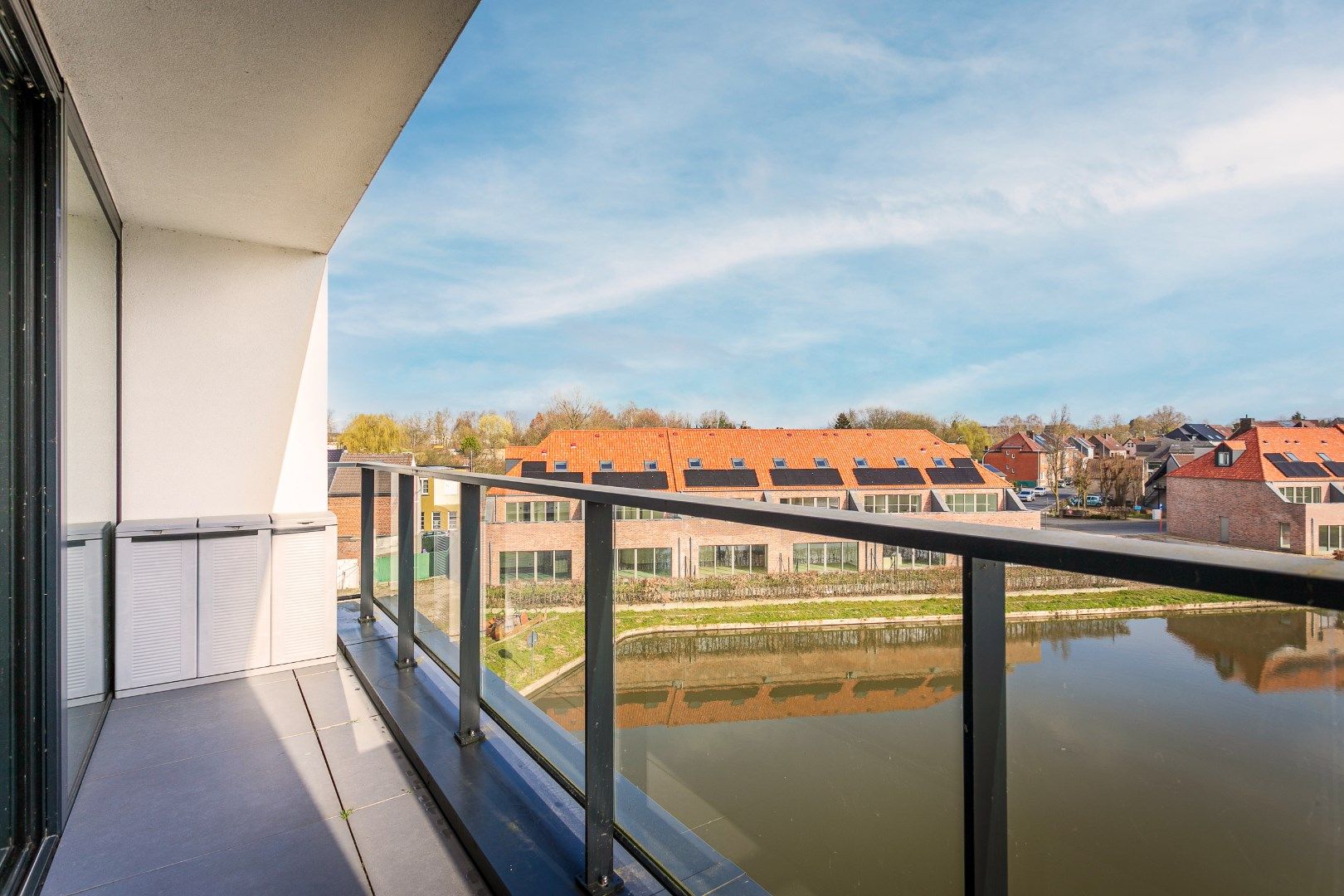 Moderne assitentiewoning met ruim terras en autostaanplaats foto 2