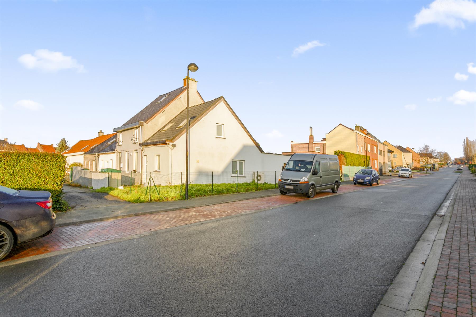 Totaal gerenoveerde woning met koer en voortuin. foto 16