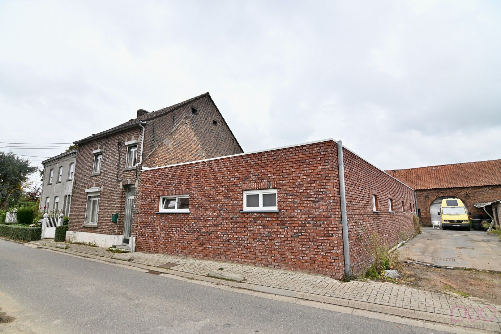 Hoofdfoto van de publicatie: Verder te renoveren hoevewoning met ruime schuur die tal van mogelijkheden biedt.