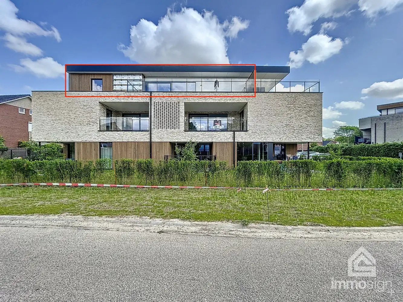 Instapklaar nieuwbouw appartement met 2 slaapkamers, terras, autostaanplaats, carport en berging te Kinrooi foto {{pictureIndex}}
