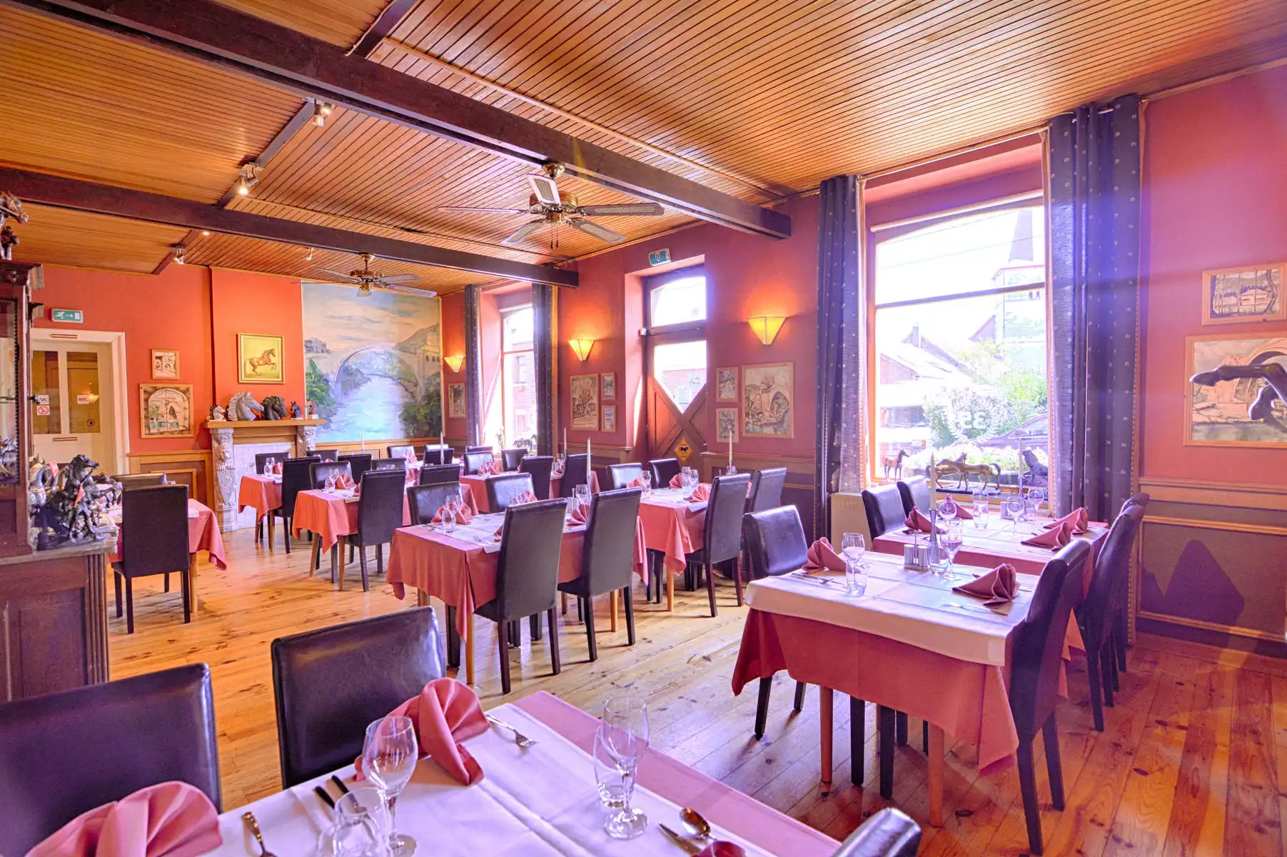 Riante woonst met statig horecapand en feestzaal foto 4