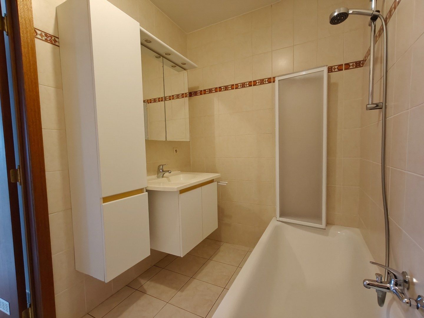Instapklaar appartement met garage in Schellebelle foto 6