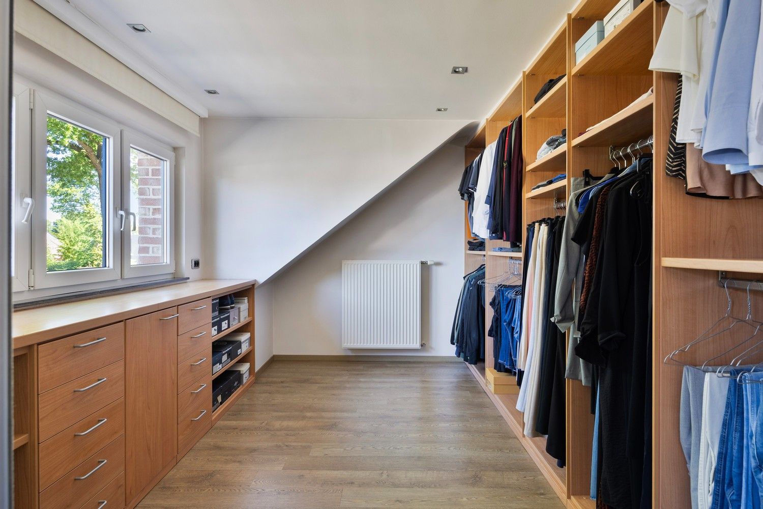 Stijlvol wonen in As: ruime, instapklare woning met tuin en garage foto 25