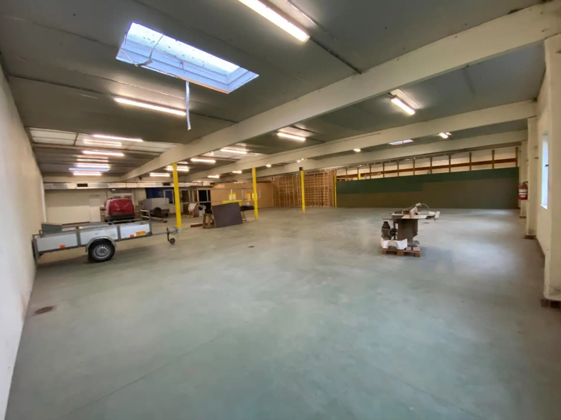 Loods/werkplaats op industrieterrein te Houthulst foto 2