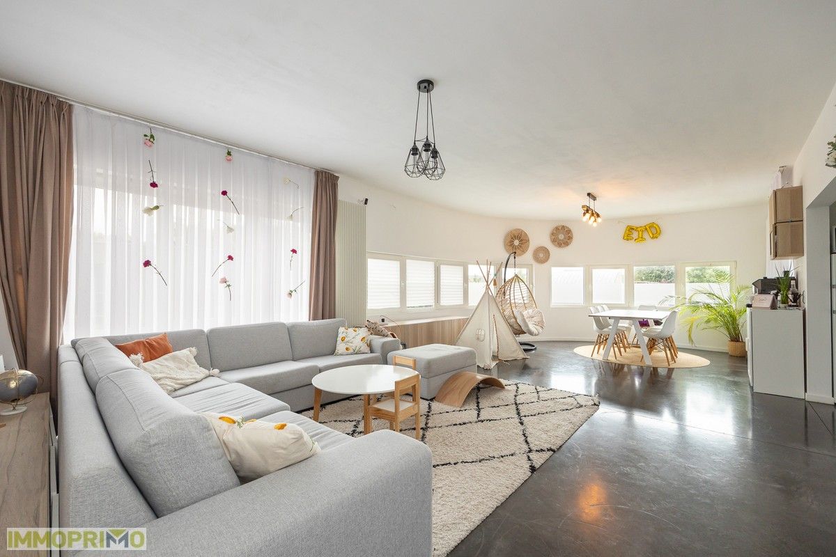 Ruim appartement met 3 slaapkamers op de 2e verdieping en ruim terras van 12 m2 foto {{pictureIndex}}