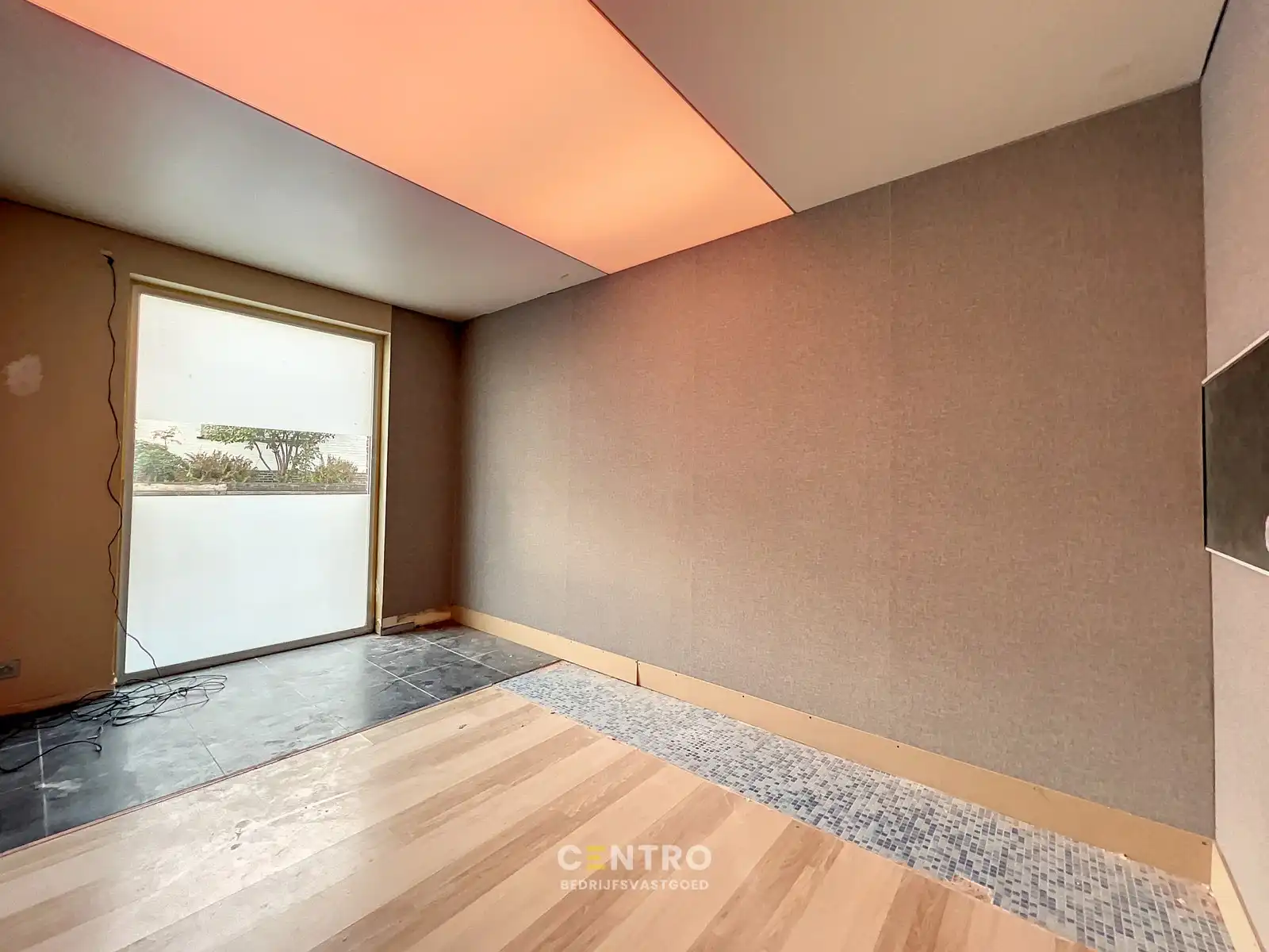 Goed gelegen OPSLAGPLAATS met BUREEL op bedrijfssite te Rumbeke. foto 4