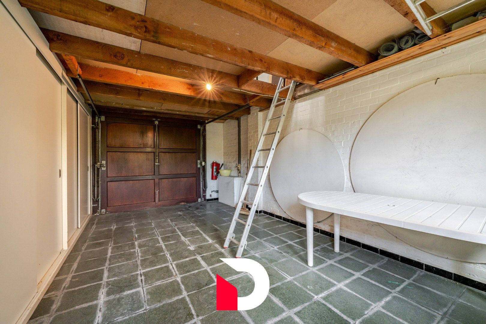 Deze statige halfopen woning is gelegen op een steenworp van de Markt te Eernegem. foto 15