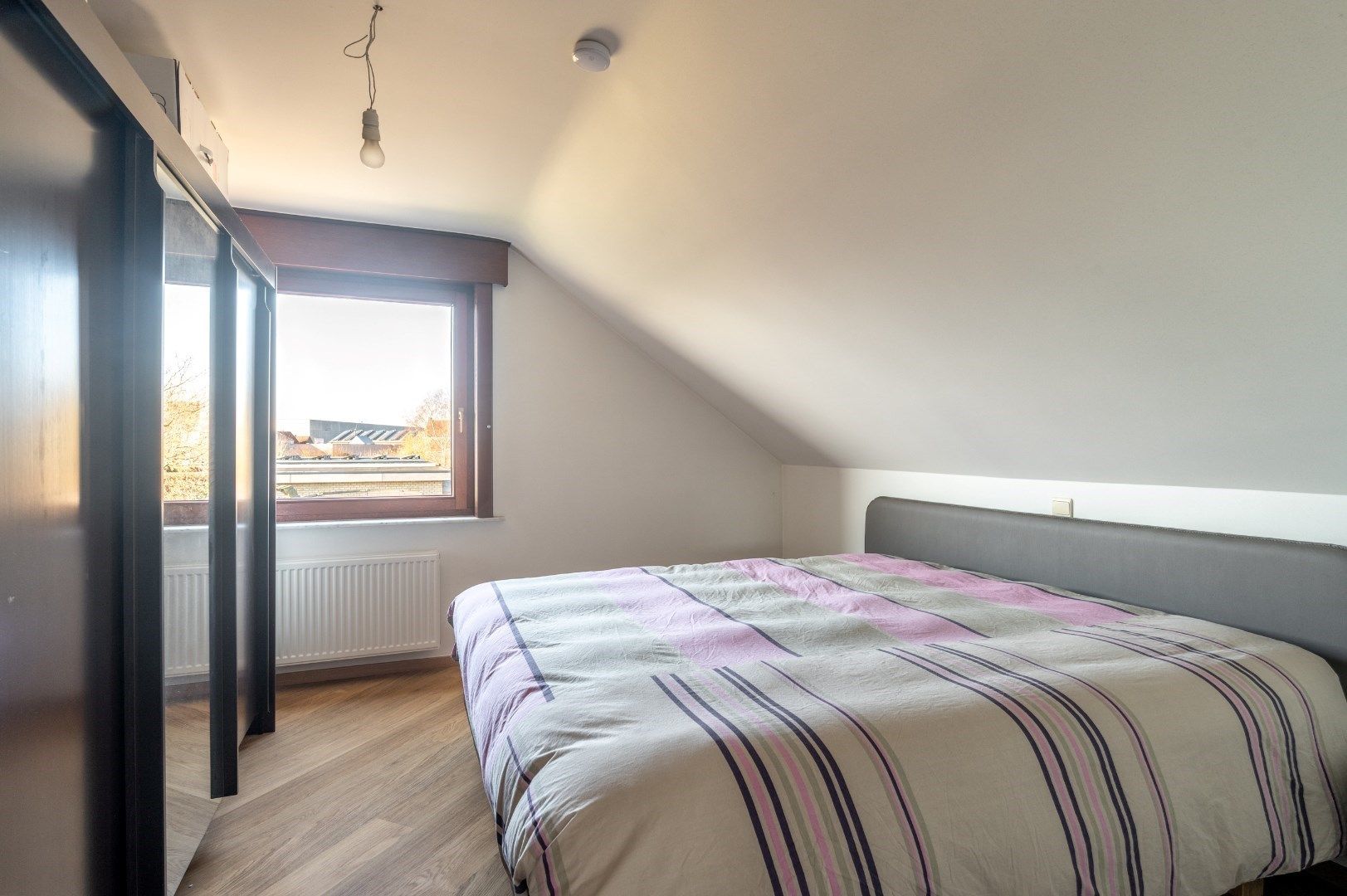 Instapklare woning met inpandige garage, 4 slk + bureau en zonnige ligging. foto 15