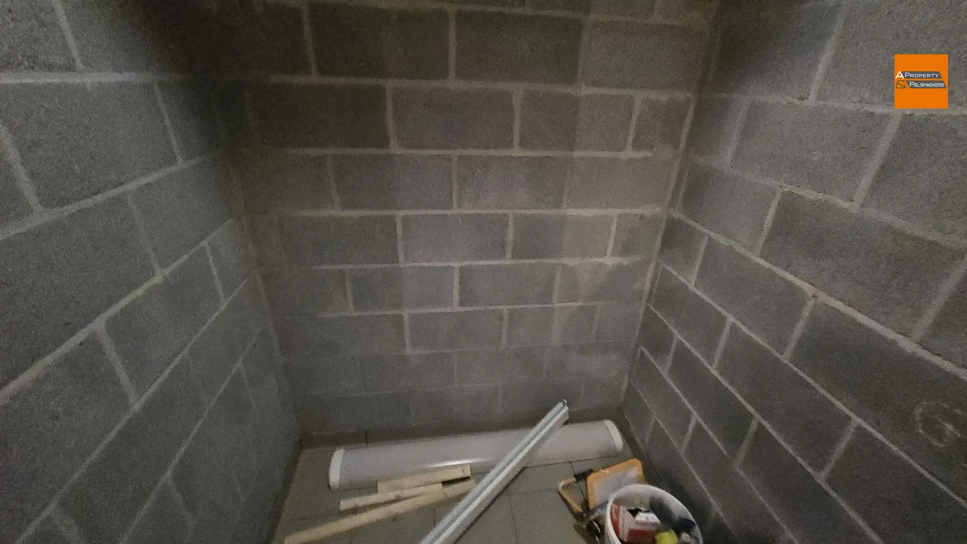 Groot Magazijn/Atelier (1050 m²) met Kantoorruimte (140 m²) te Laken (Mutsaard) foto 20