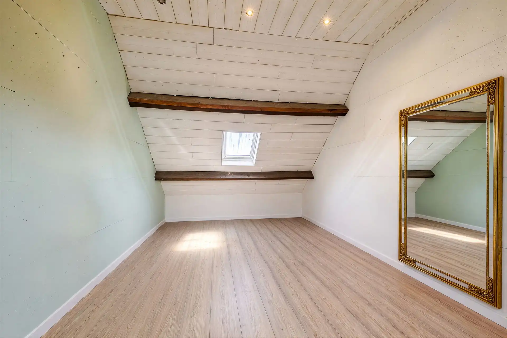 Ruime halfopen bebouwing met mooie tuin, garage en tal van mogelijkheden foto 17