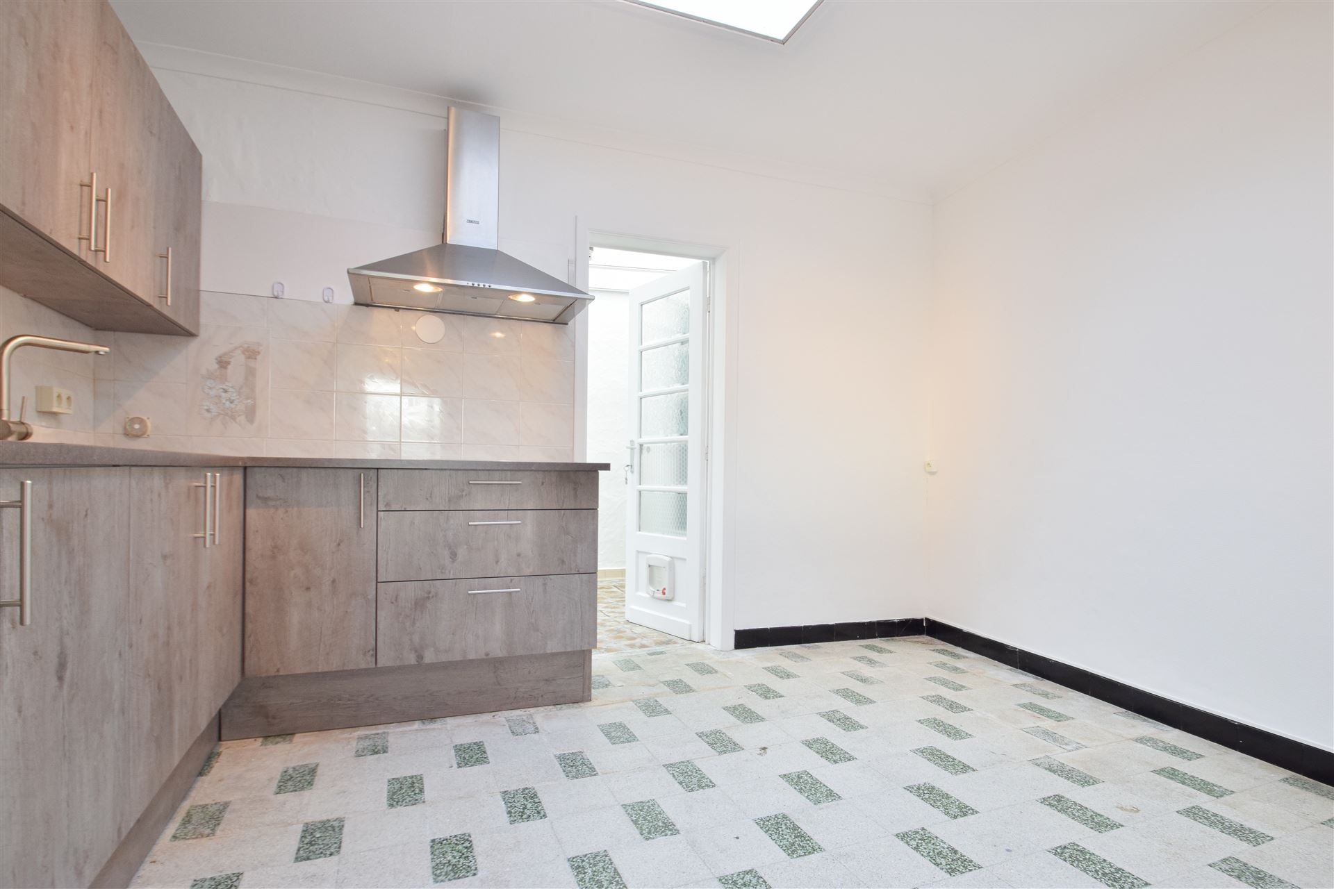 Op te frissen woning met stockagezolder aan de vaart. foto 5