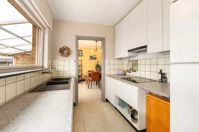 Roeselare, Robuuste hoekwoning is toffe wijk &nbsp;met 4 slpks, zonnige tuin en overdekt terras op 267 m² foto 9